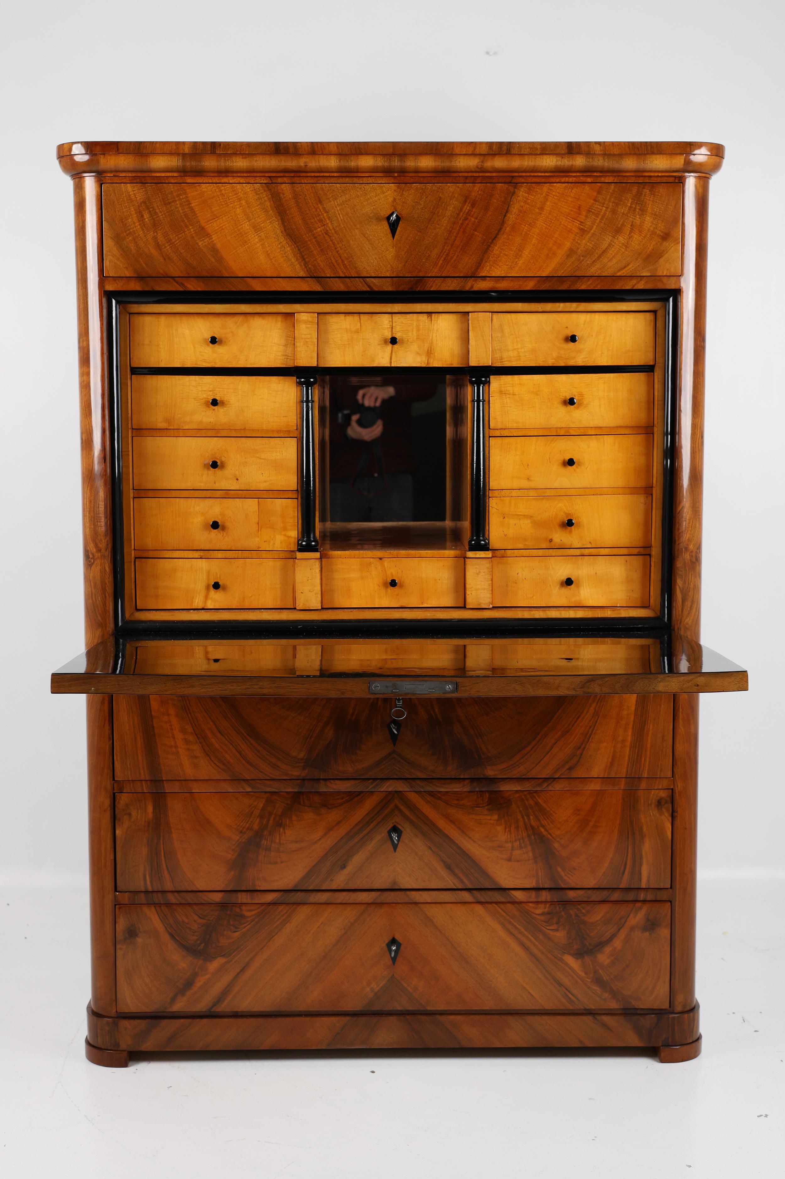 Exquisiter Biedermeier-Sekretär, Deutschland, ca. 1825-1830 (Poliert) im Angebot