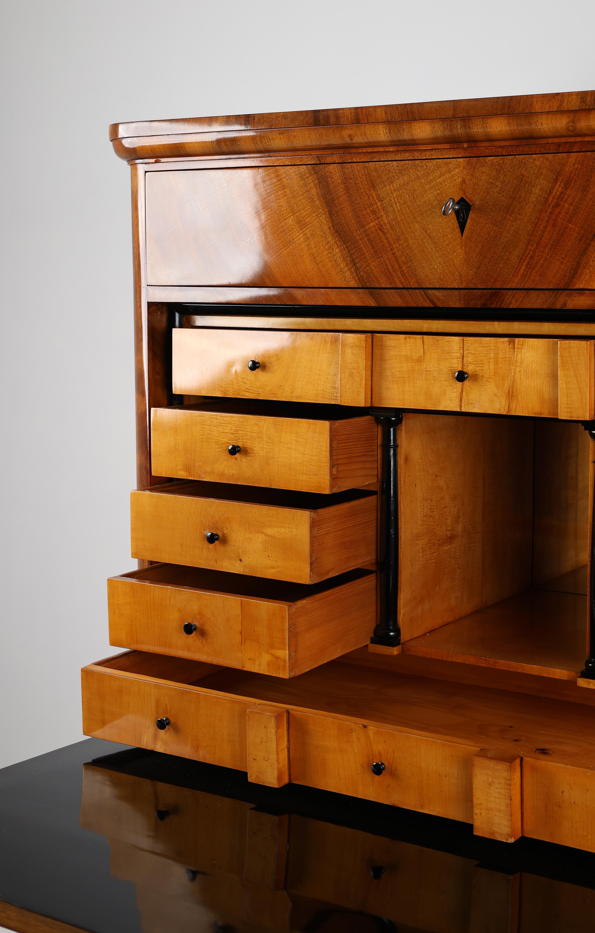 Exquisiter Biedermeier-Sekretär, Deutschland, ca. 1825-1830 (Walnuss) im Angebot