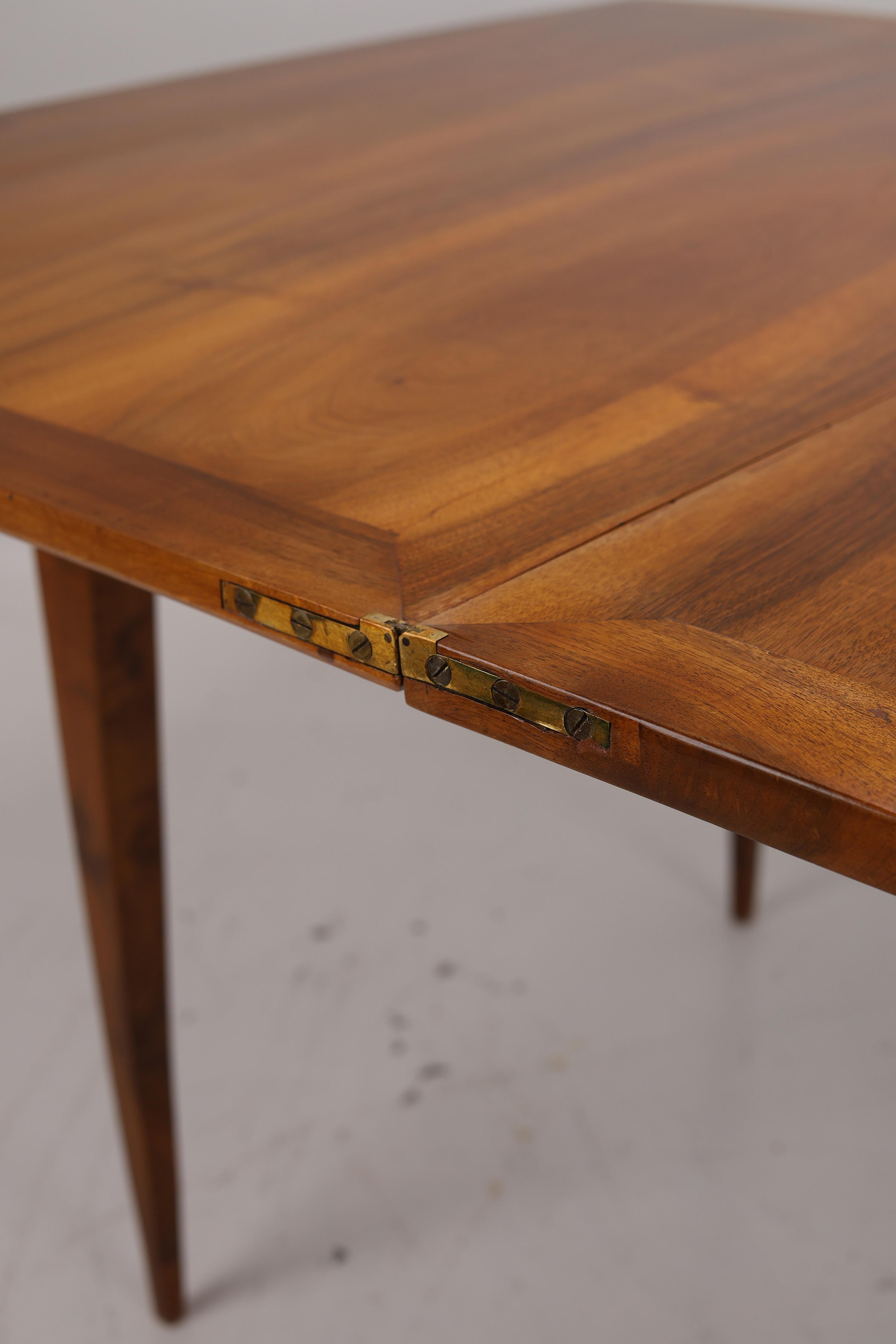 Exquise table de salle à manger en noyer Biedermeier (vers 1820) en vente 4