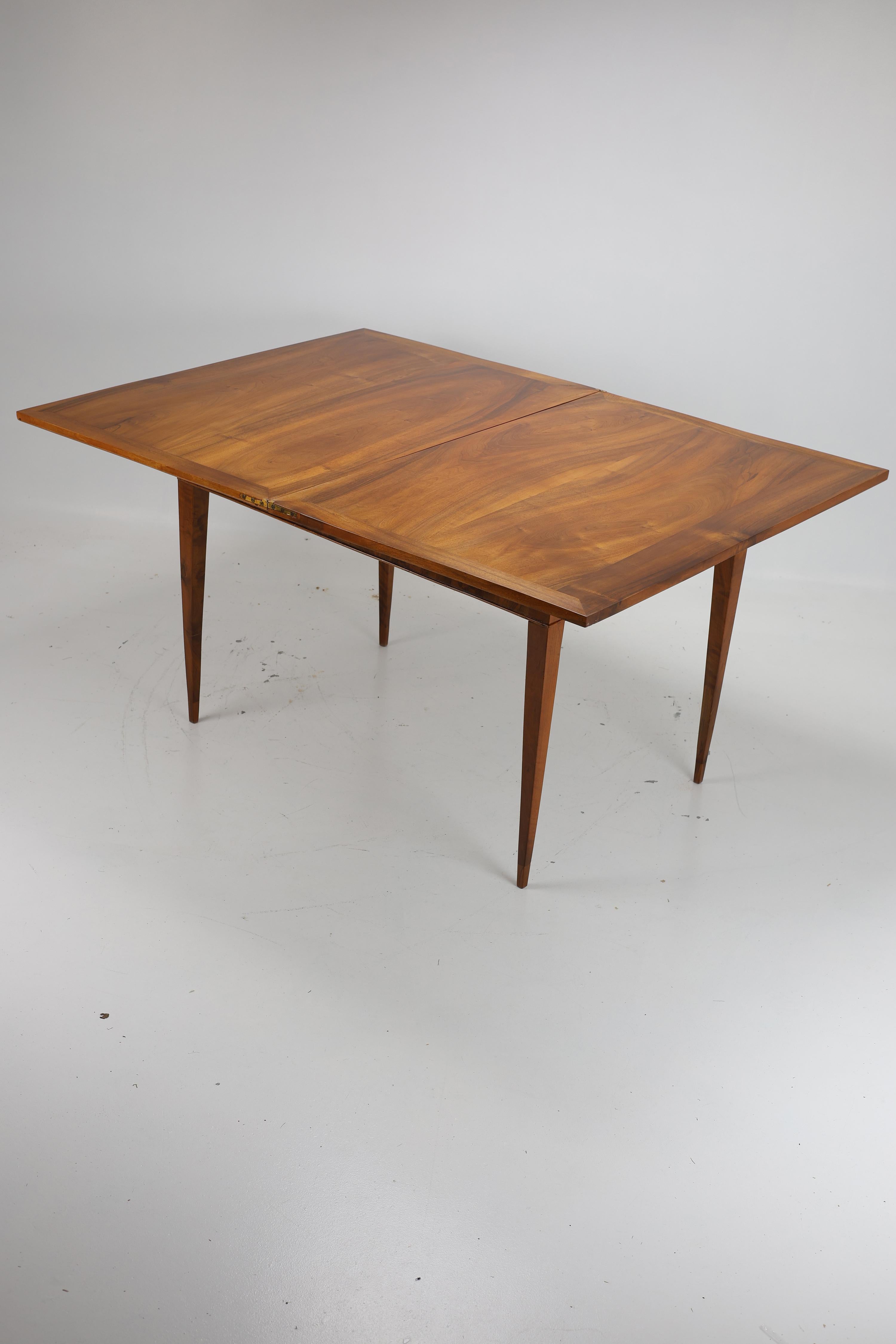 Exquise table de salle à manger en noyer Biedermeier (vers 1820) en vente 5