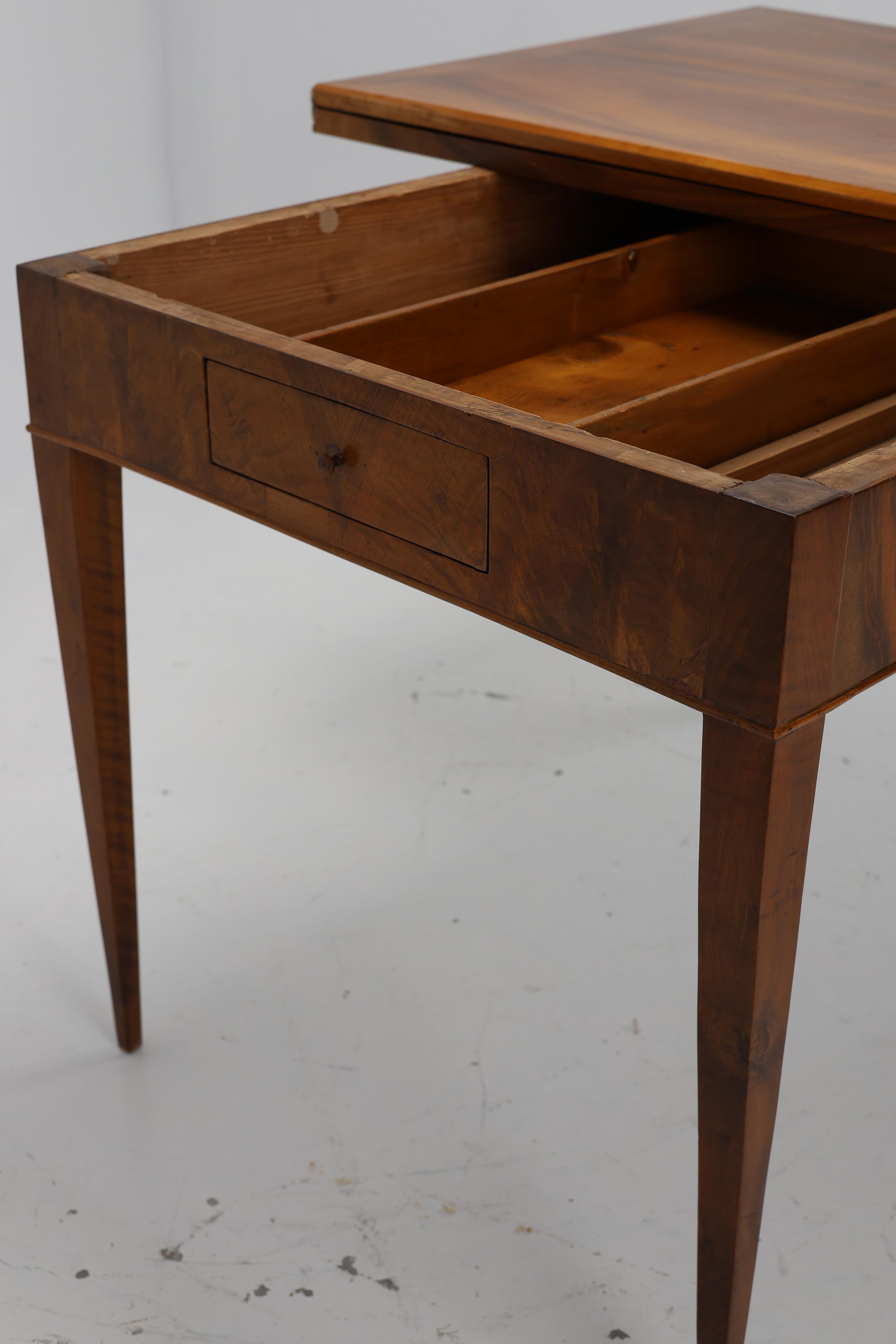 Exquise table de salle à manger en noyer Biedermeier (vers 1820) en vente 6