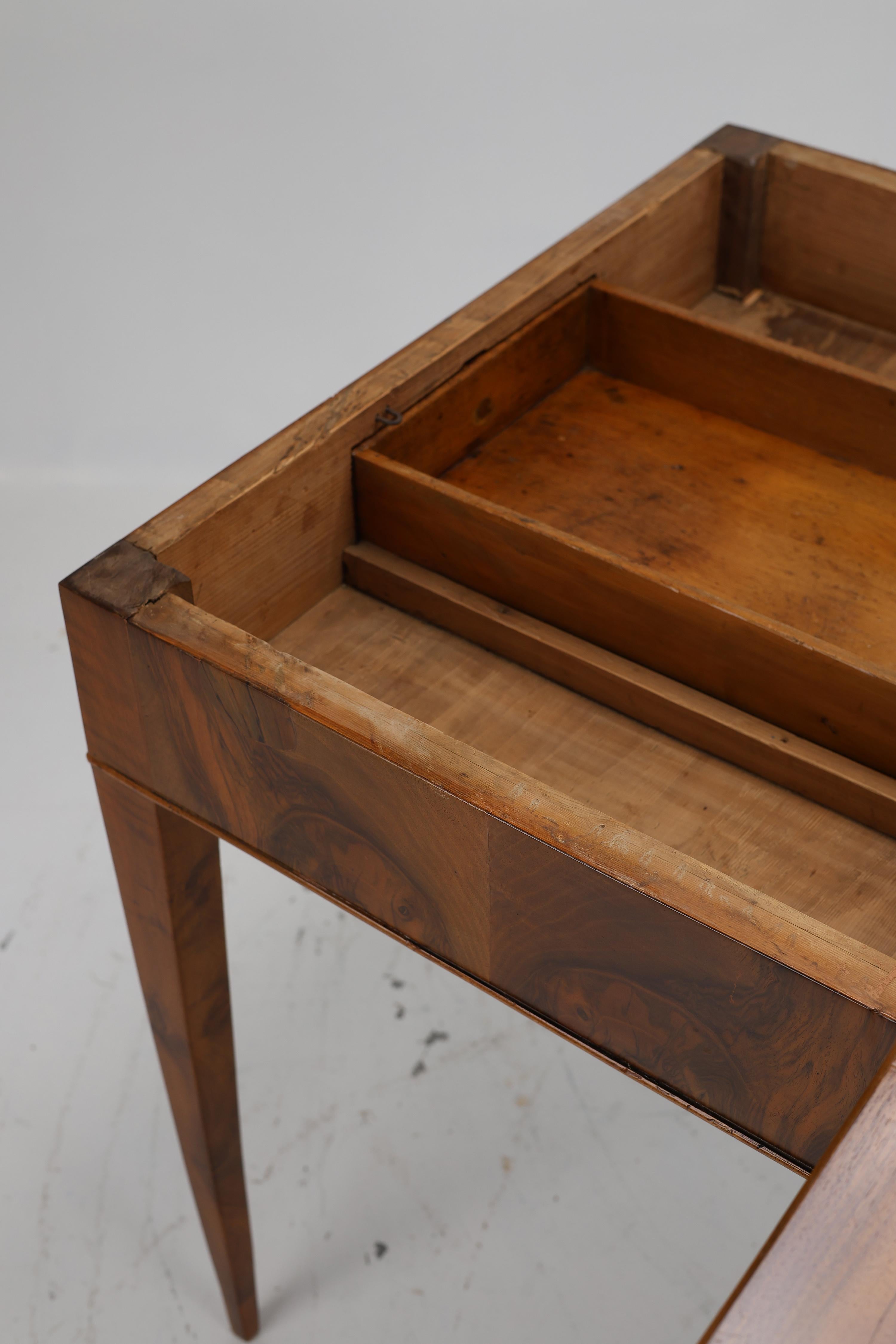 Exquise table de salle à manger en noyer Biedermeier (vers 1820) en vente 7