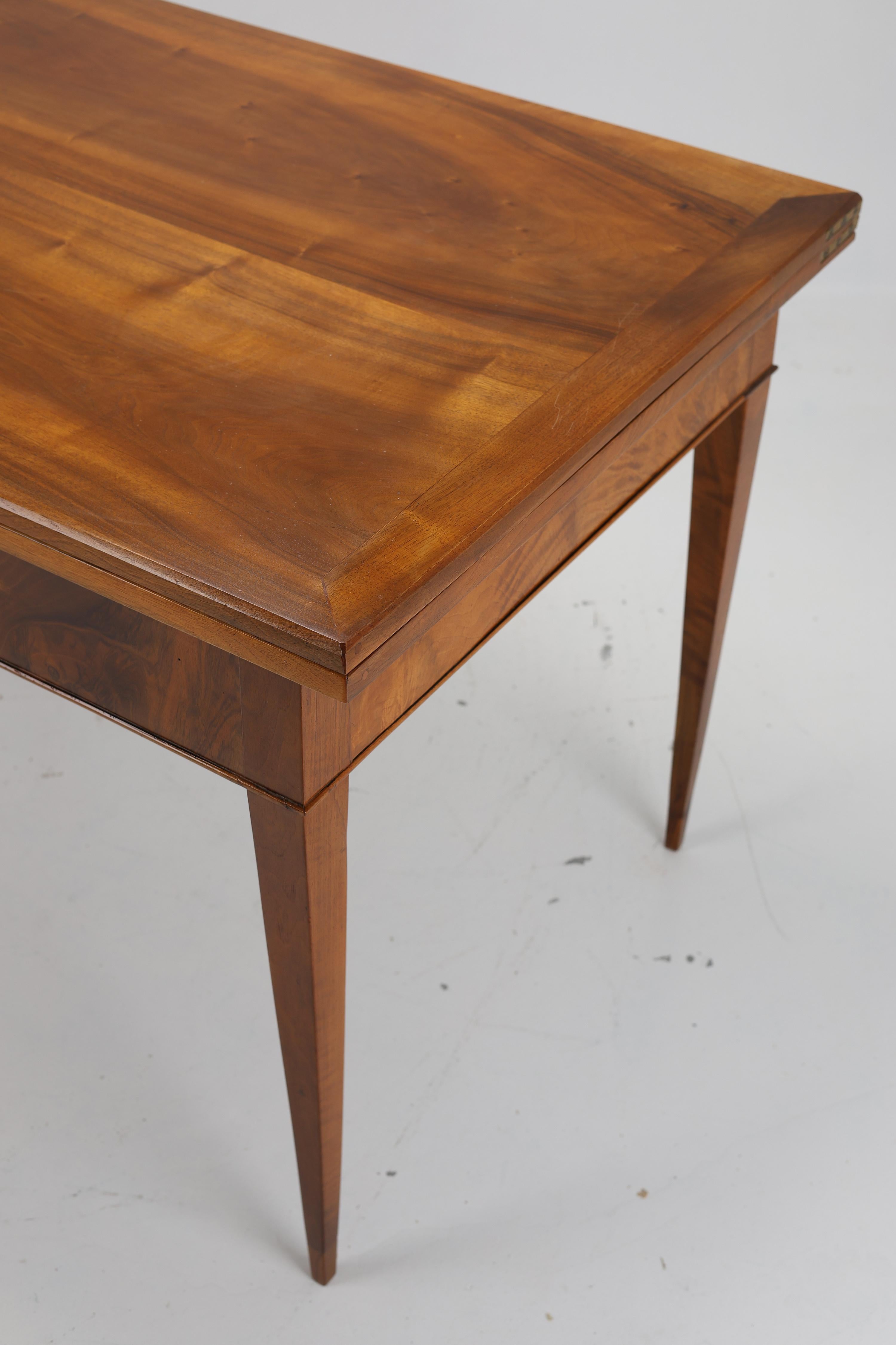 Exquise table de salle à manger en noyer Biedermeier (vers 1820) en vente 8