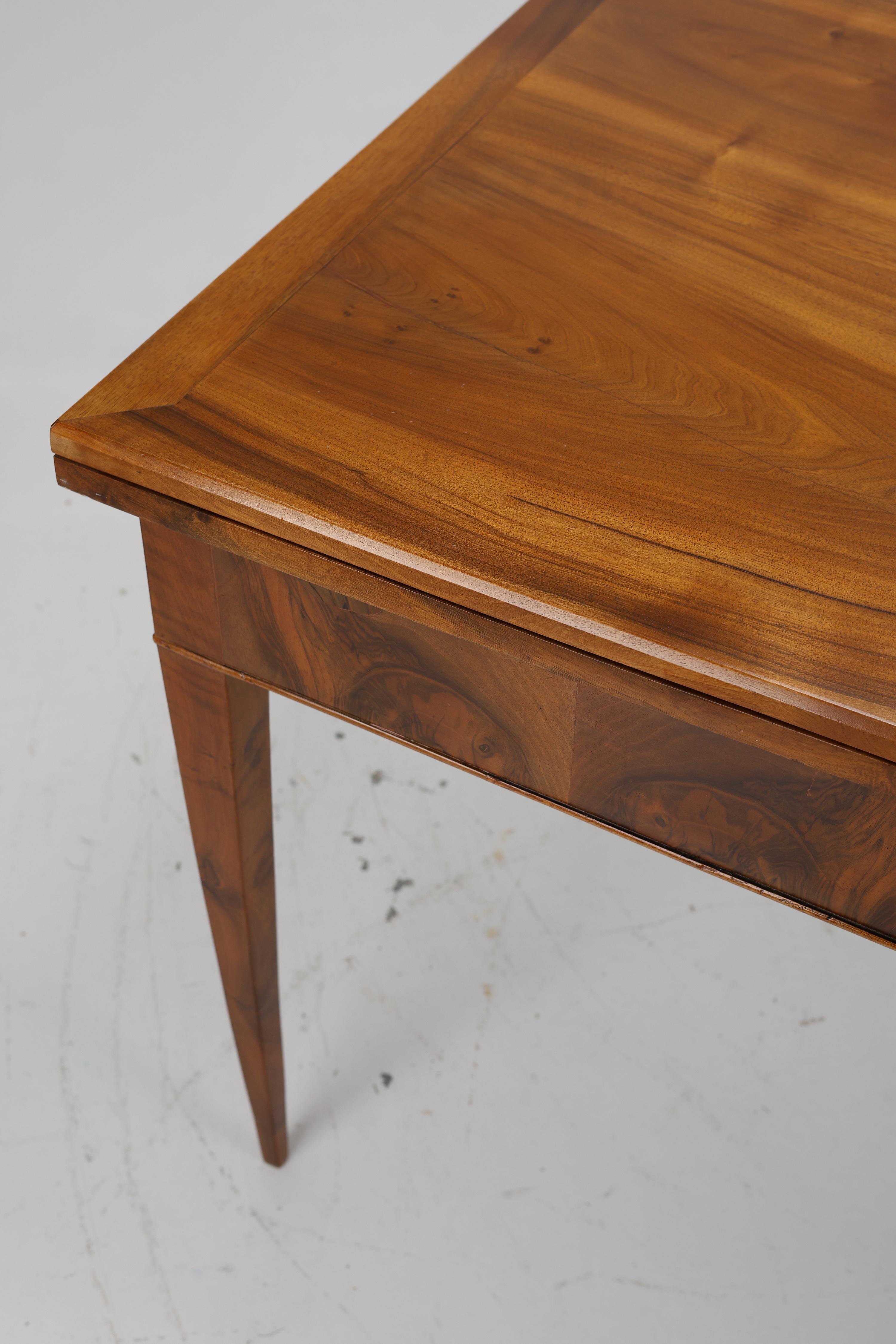 Exquise table de salle à manger en noyer Biedermeier (vers 1820) en vente 9