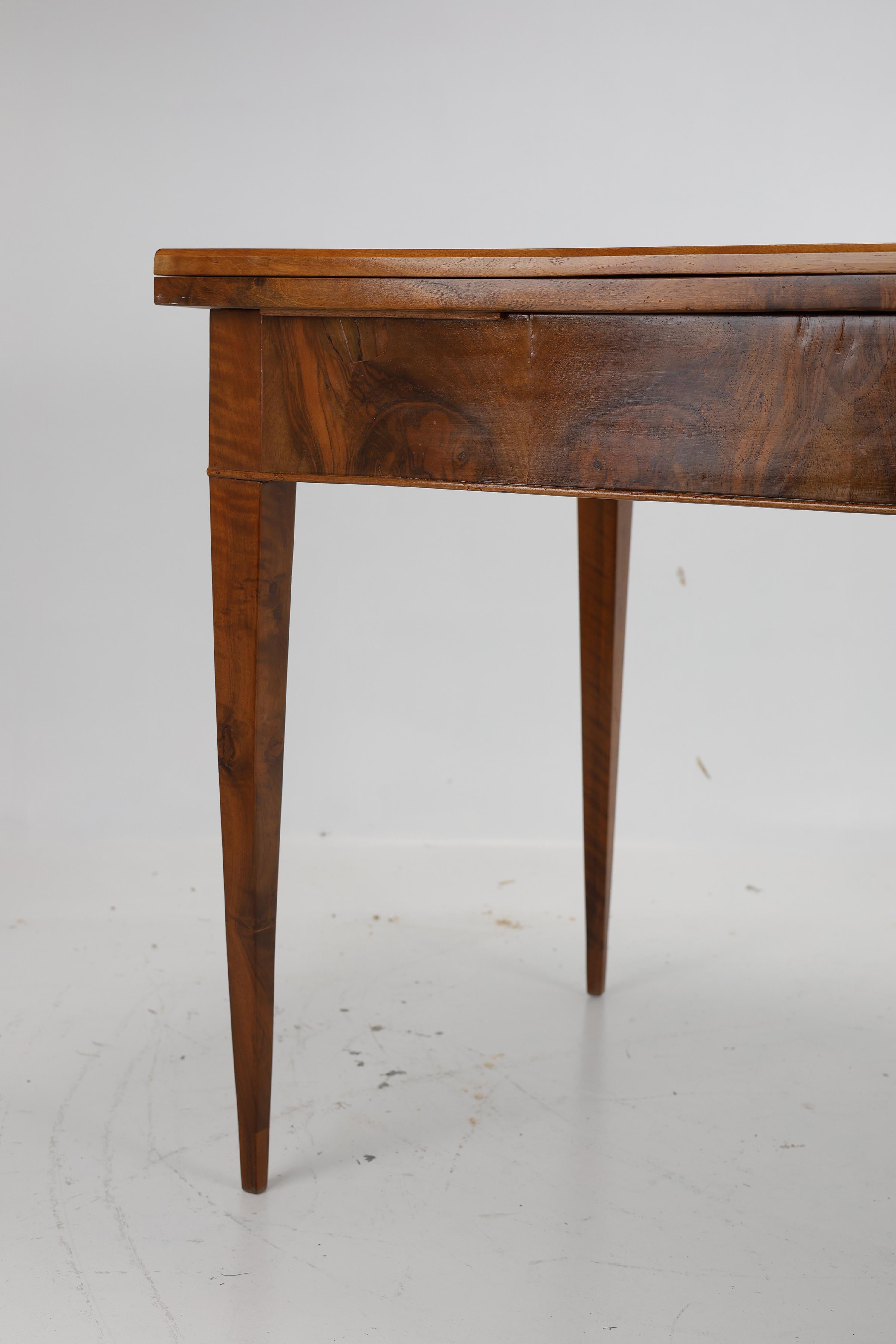 Exquise table de salle à manger en noyer Biedermeier (vers 1820) en vente 10