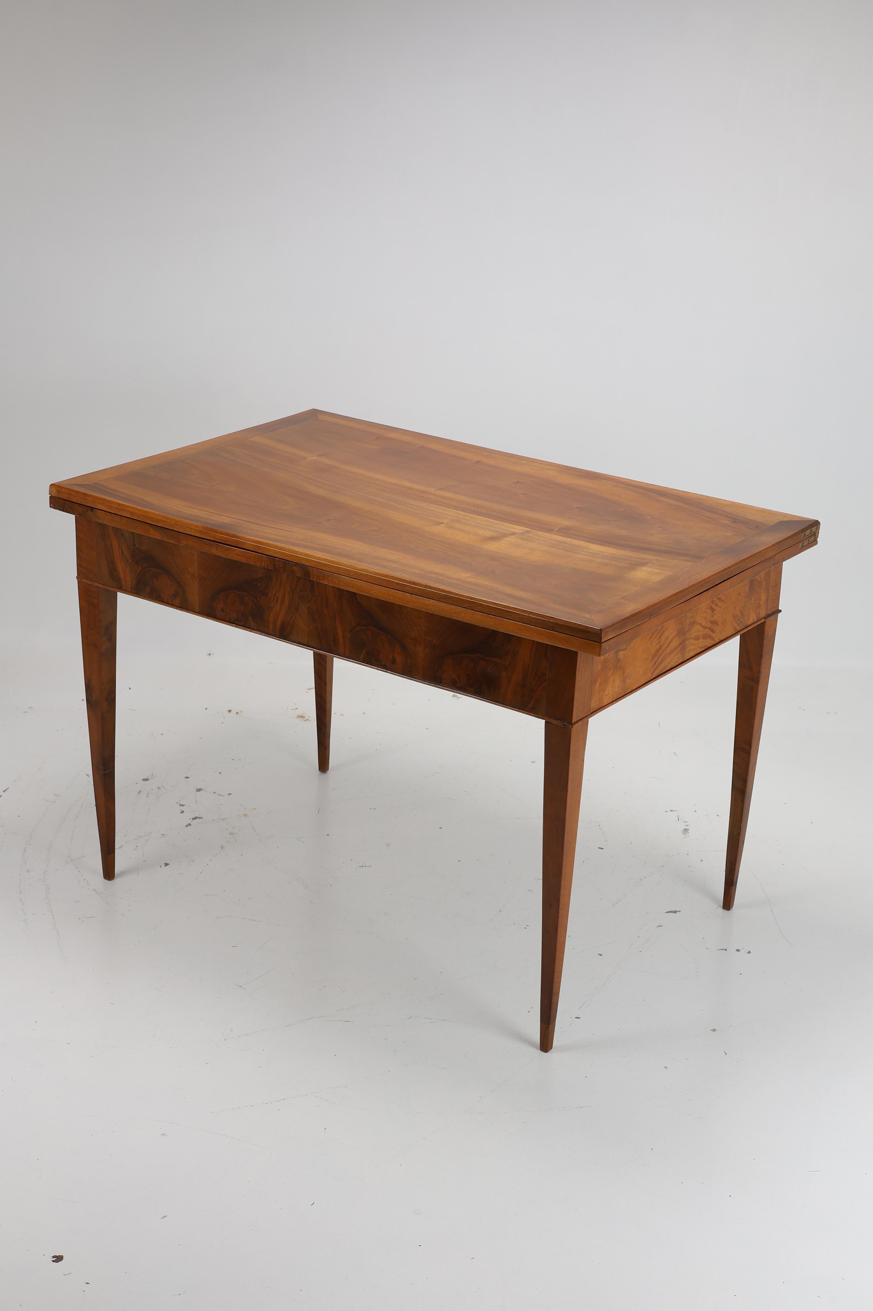 Exquise table de salle à manger en noyer Biedermeier (vers 1820) en vente 11