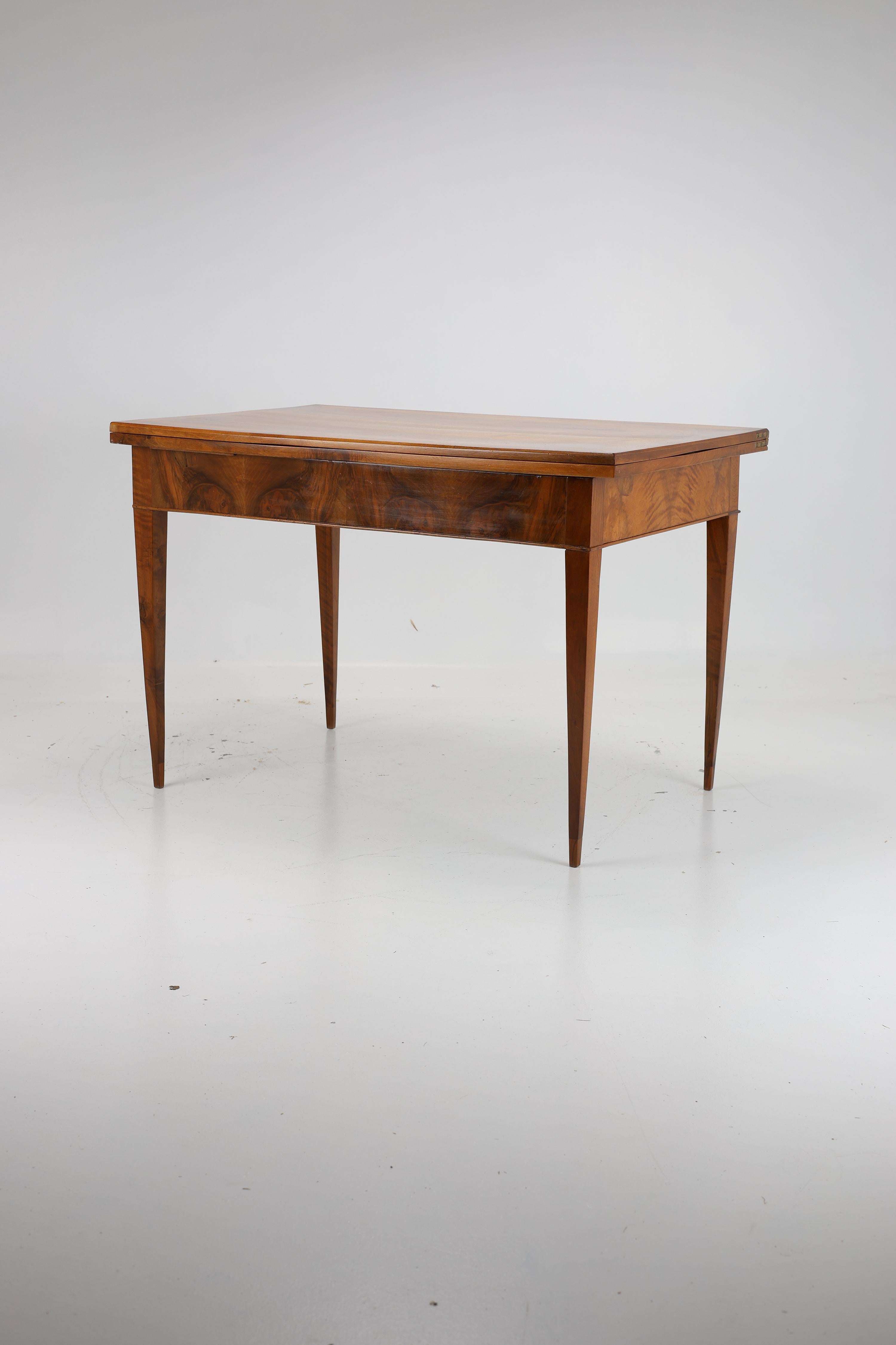 Exquise table de salle à manger en noyer Biedermeier (vers 1820) en vente 12