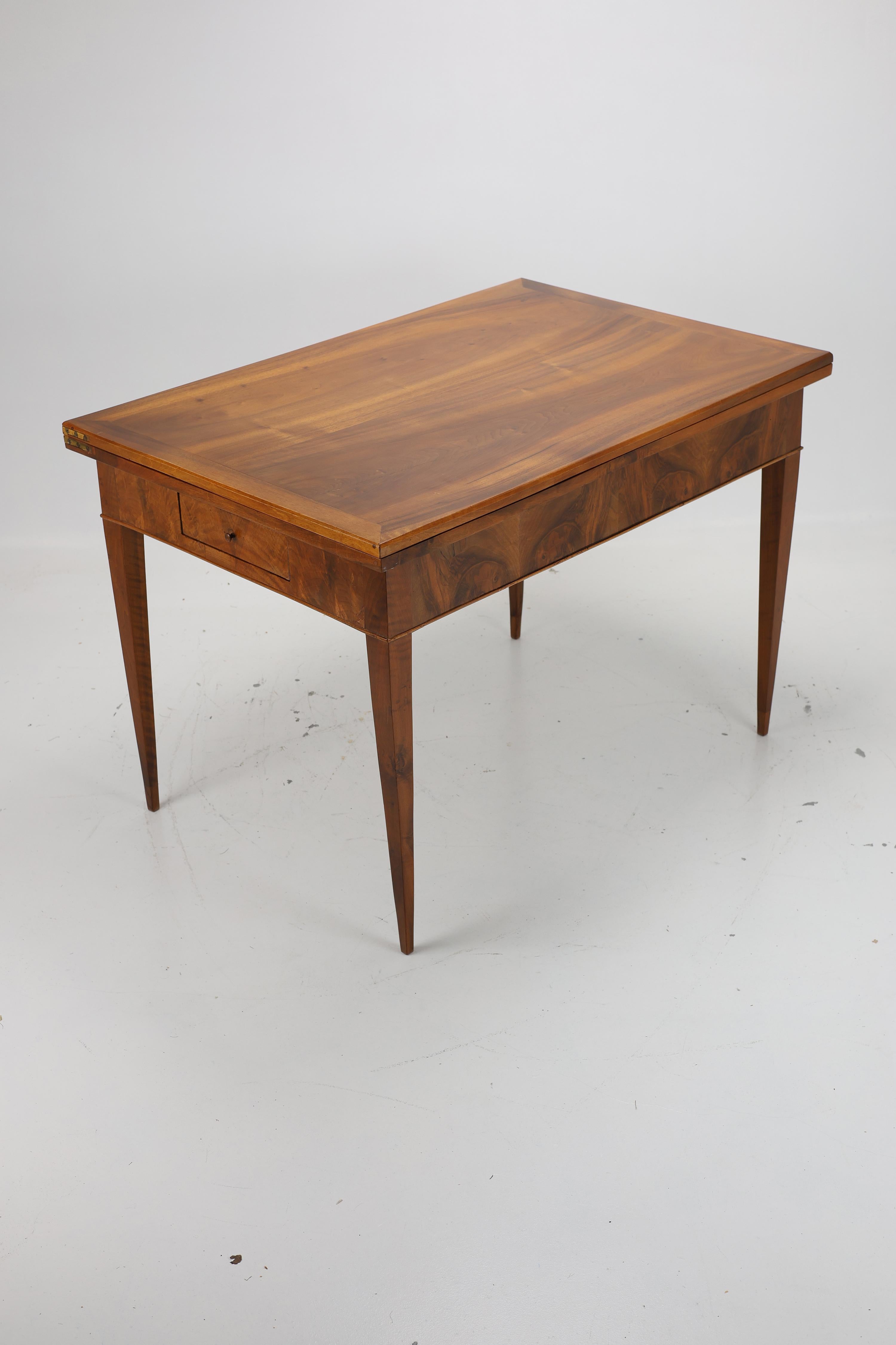 Exquise table de salle à manger en noyer Biedermeier (vers 1820)

Cette table de salle à manger Biedermeier originale, datant d'environ 1820, est un véritable témoignage de l'élégance et du savoir-faire de l'époque. Fabriqué en bois de noyer massif,