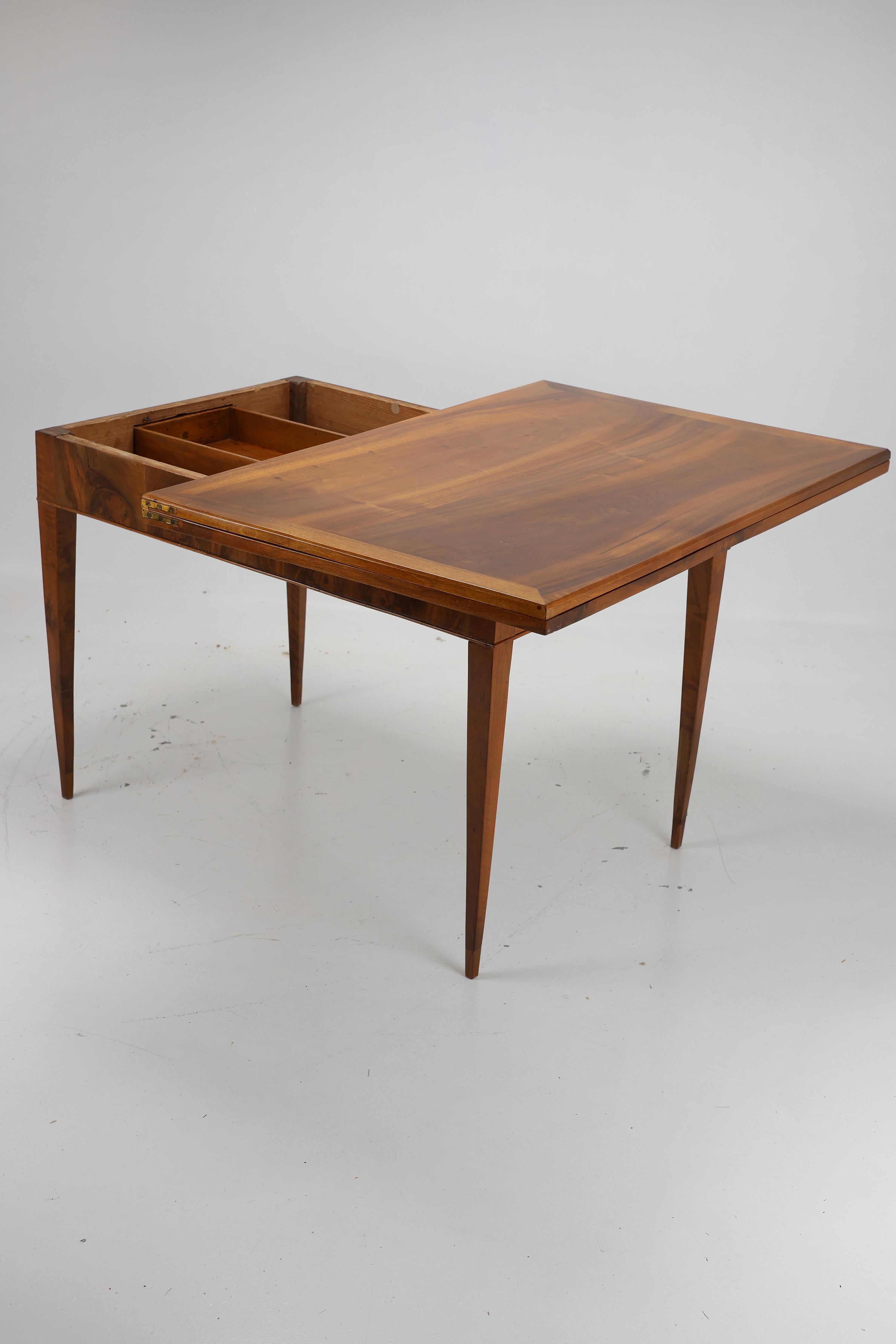 Allemand Exquise table de salle à manger en noyer Biedermeier (vers 1820) en vente