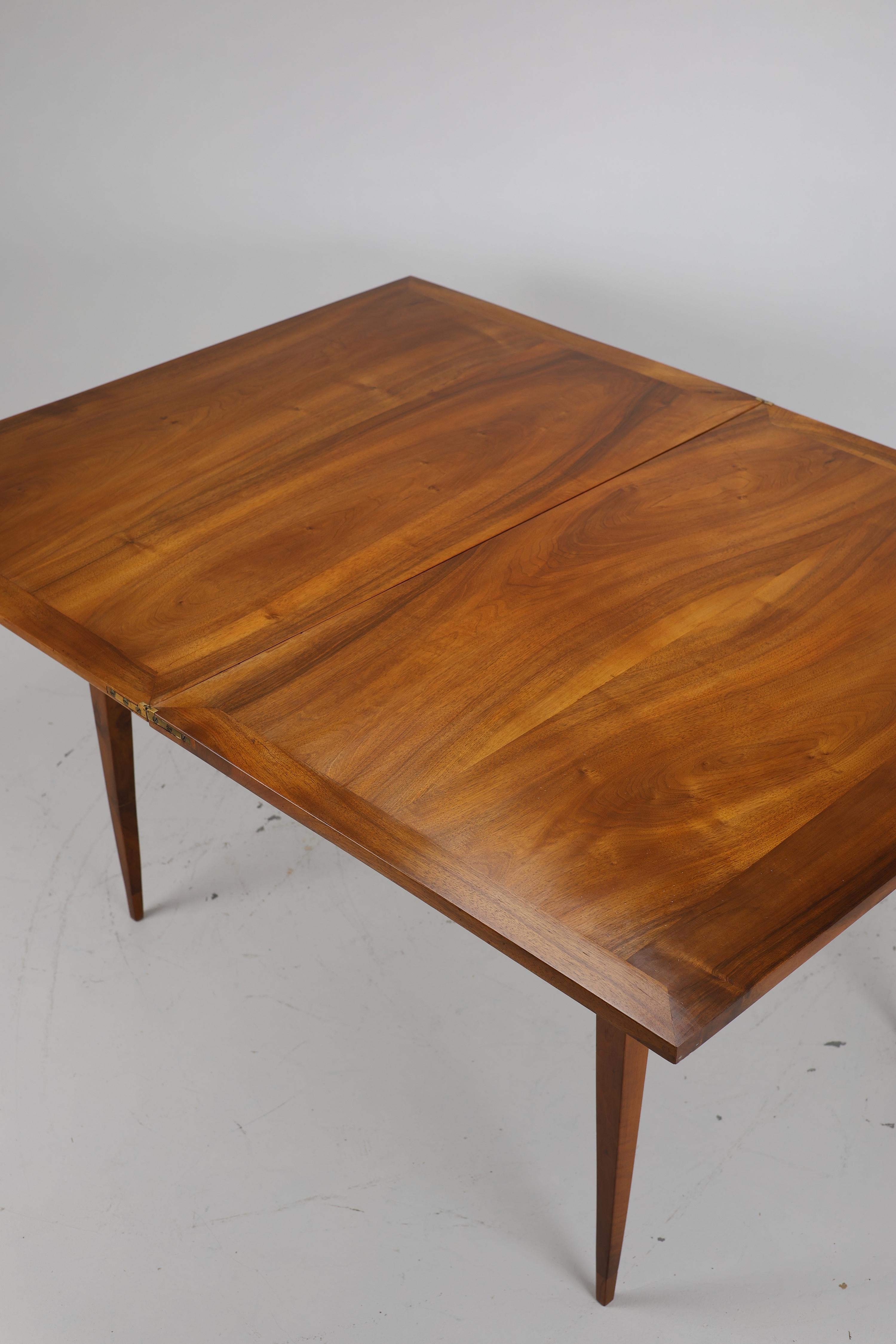 Huilé Exquise table de salle à manger en noyer Biedermeier (vers 1820) en vente