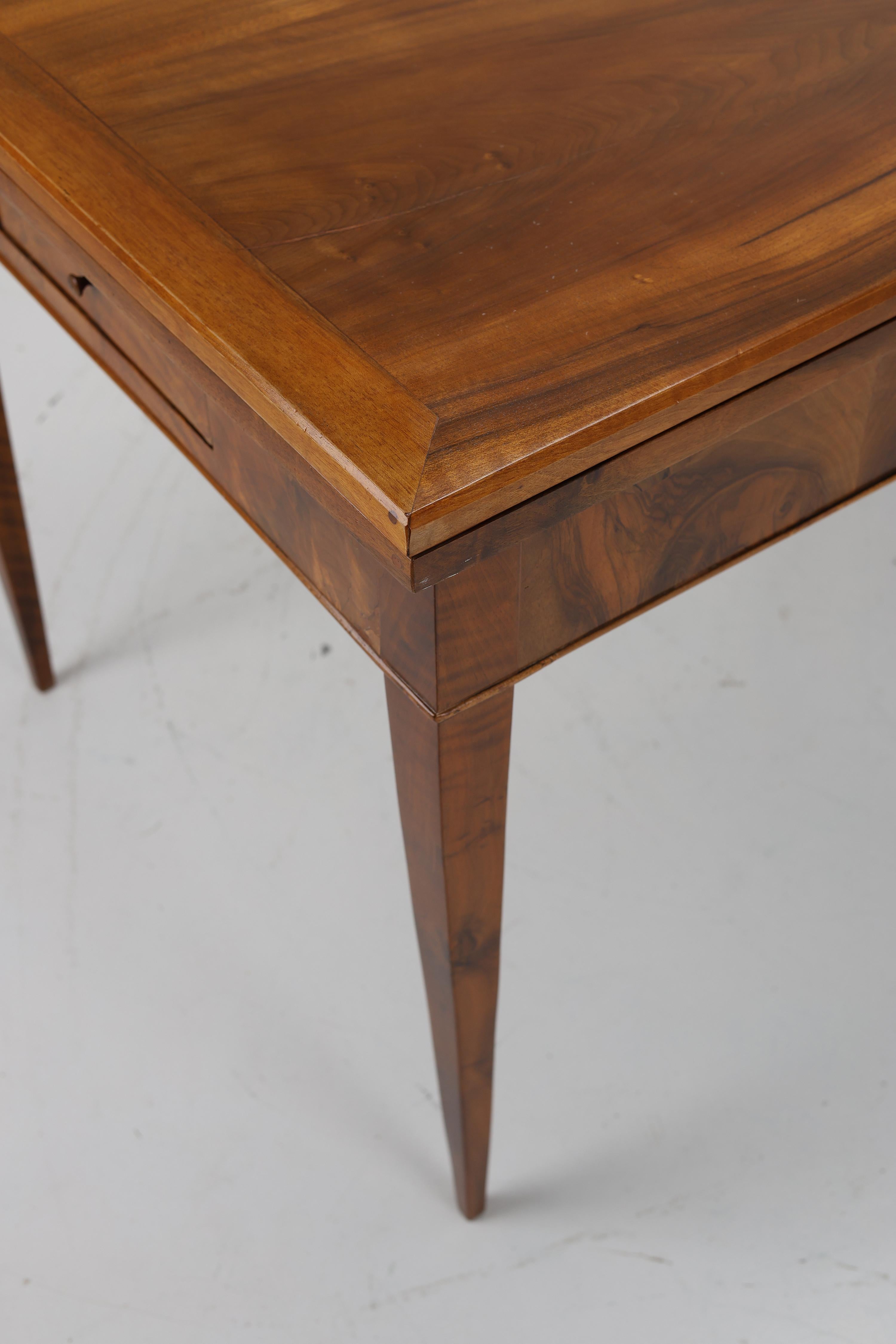 Exquise table de salle à manger en noyer Biedermeier (vers 1820) Bon état - En vente à Stahnsdorf, DE