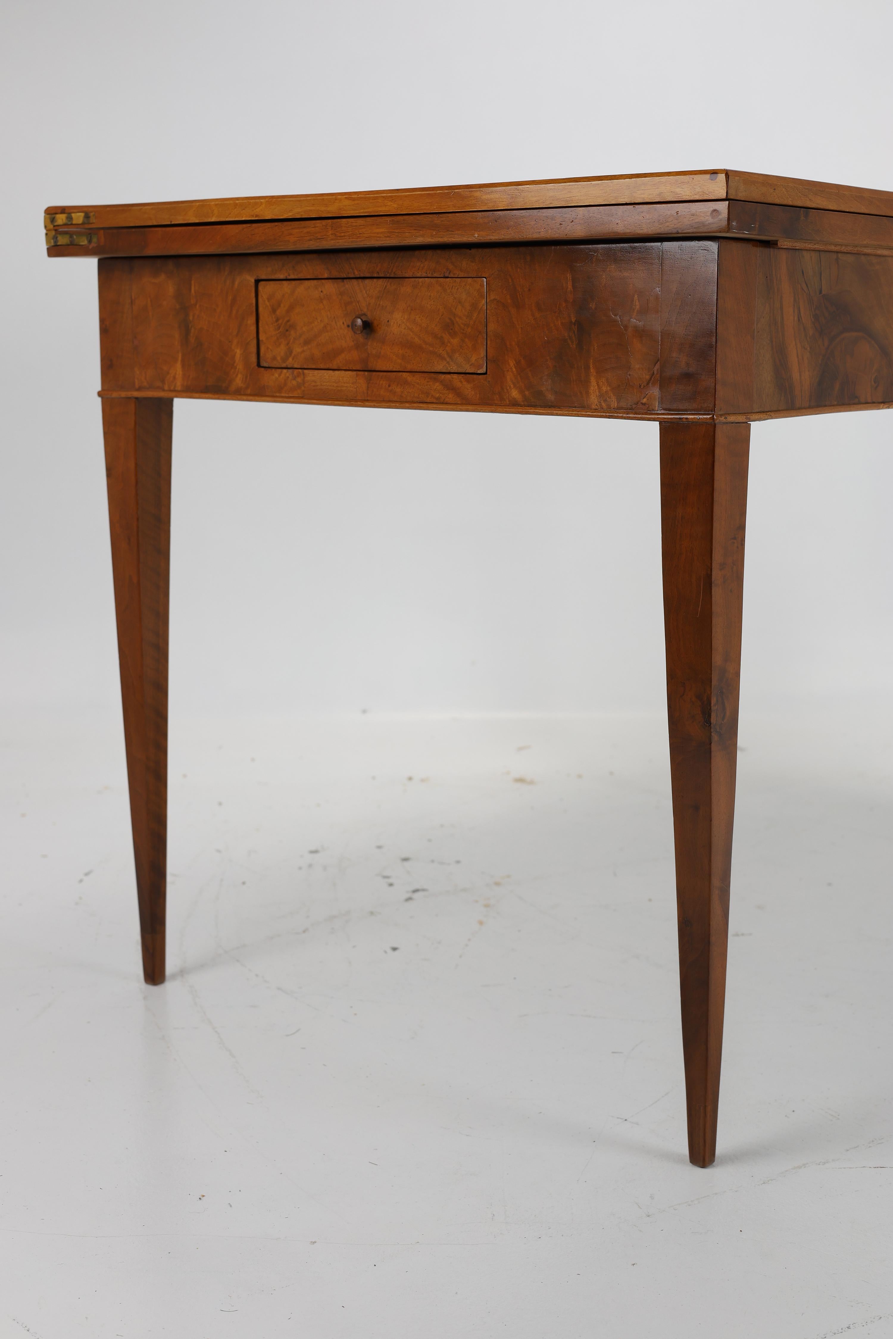 Début du XIXe siècle Exquise table de salle à manger en noyer Biedermeier (vers 1820) en vente
