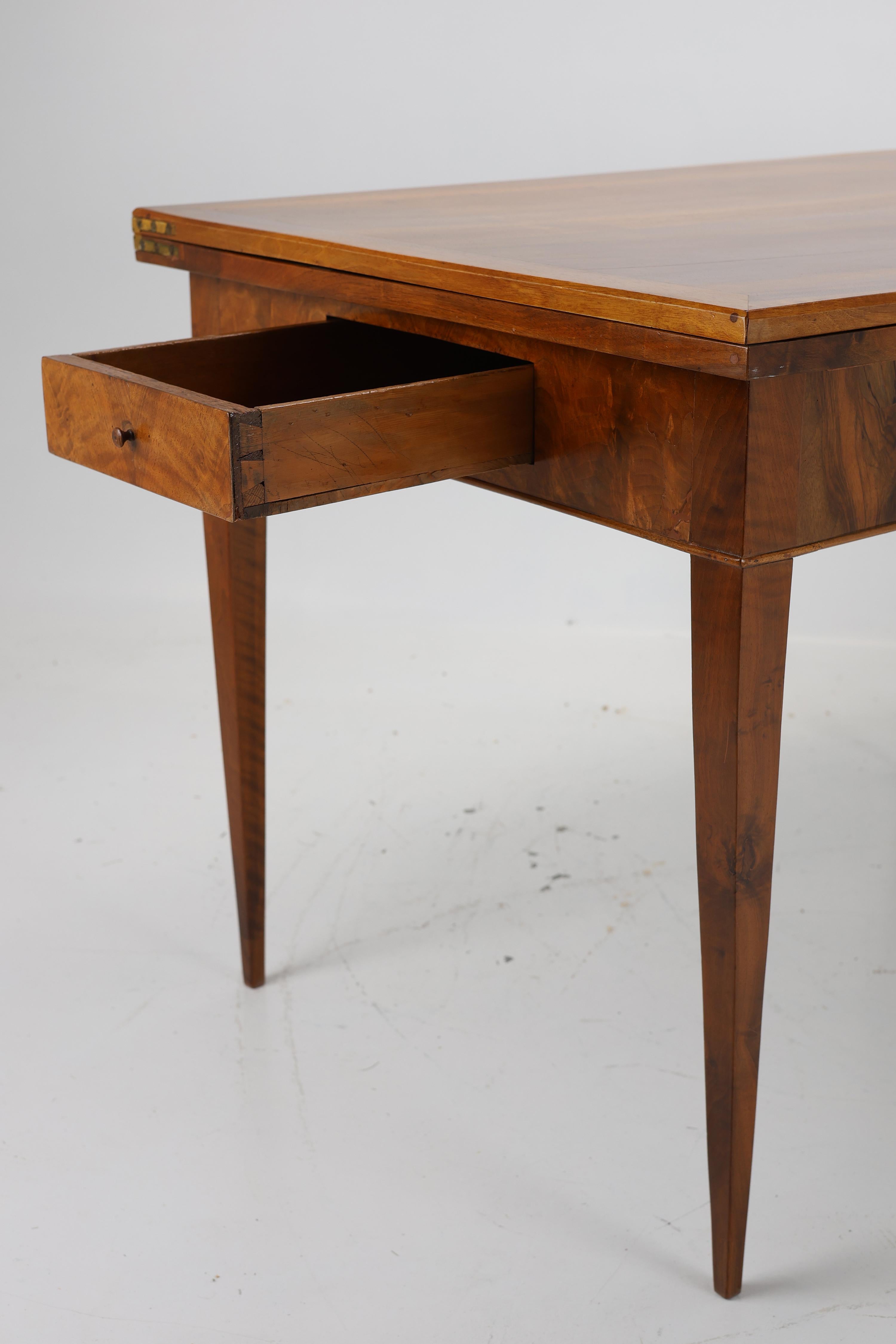 Noyer Exquise table de salle à manger en noyer Biedermeier (vers 1820) en vente