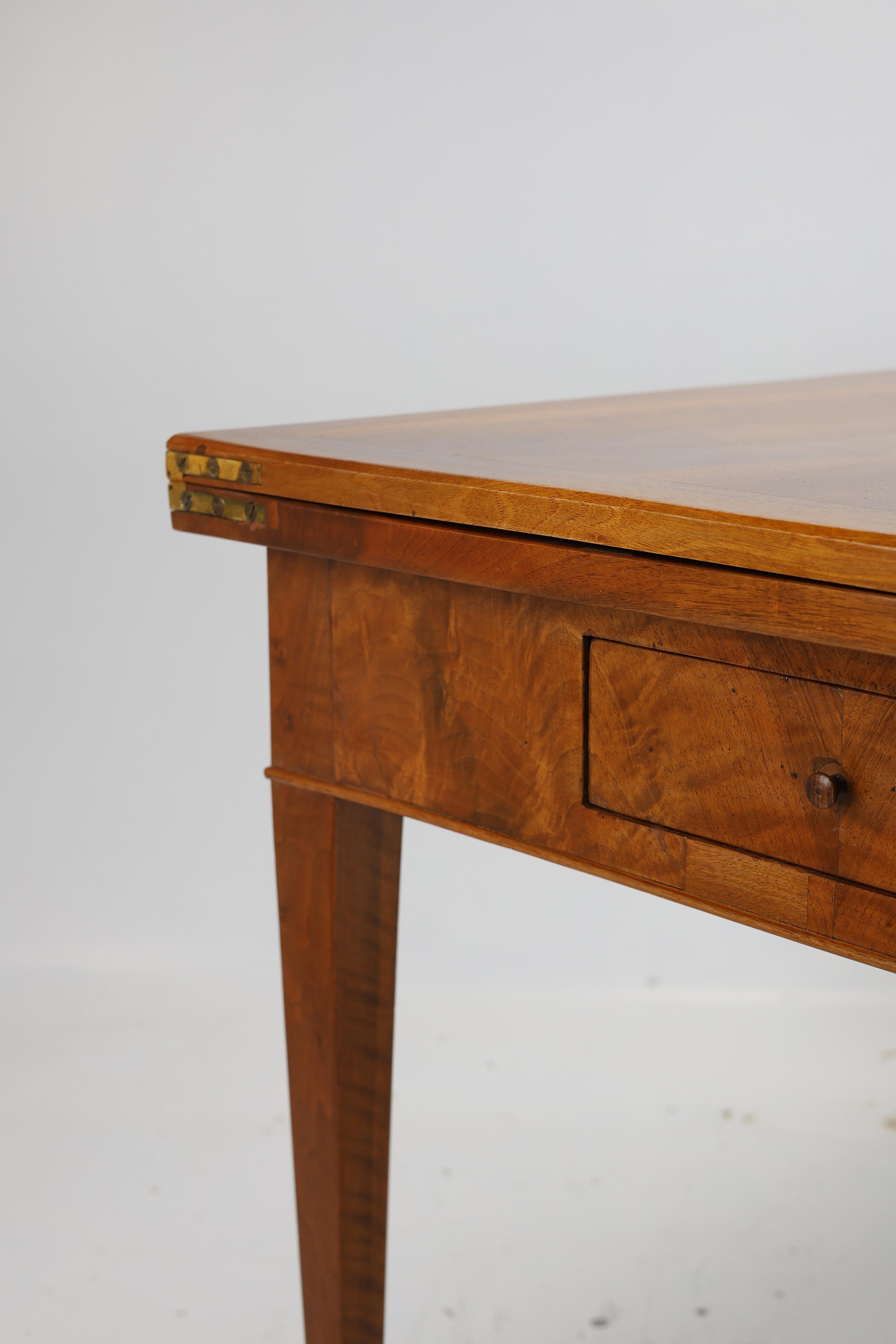 Exquise table de salle à manger en noyer Biedermeier (vers 1820) en vente 1