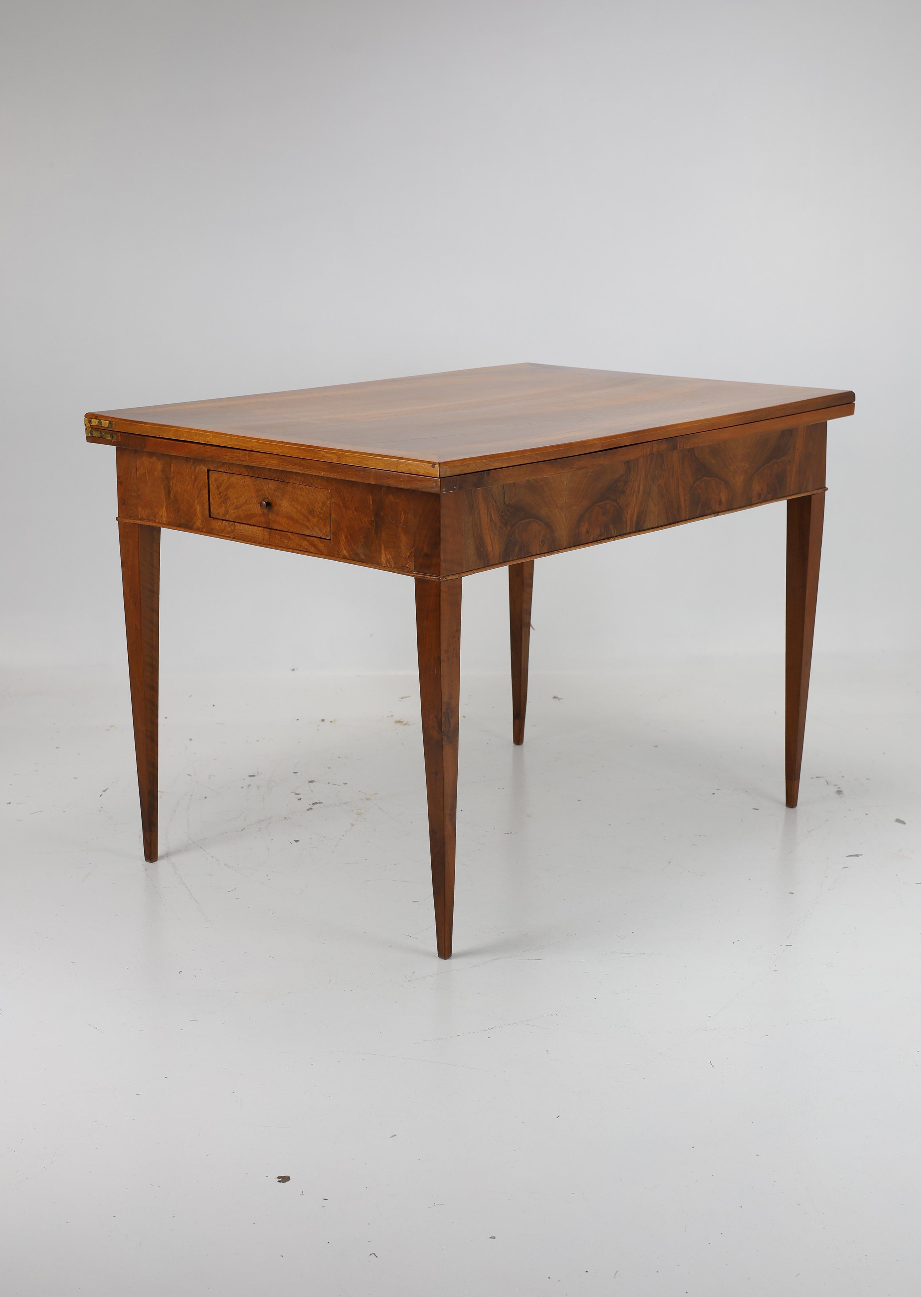Exquise table de salle à manger en noyer Biedermeier (vers 1820) en vente 2