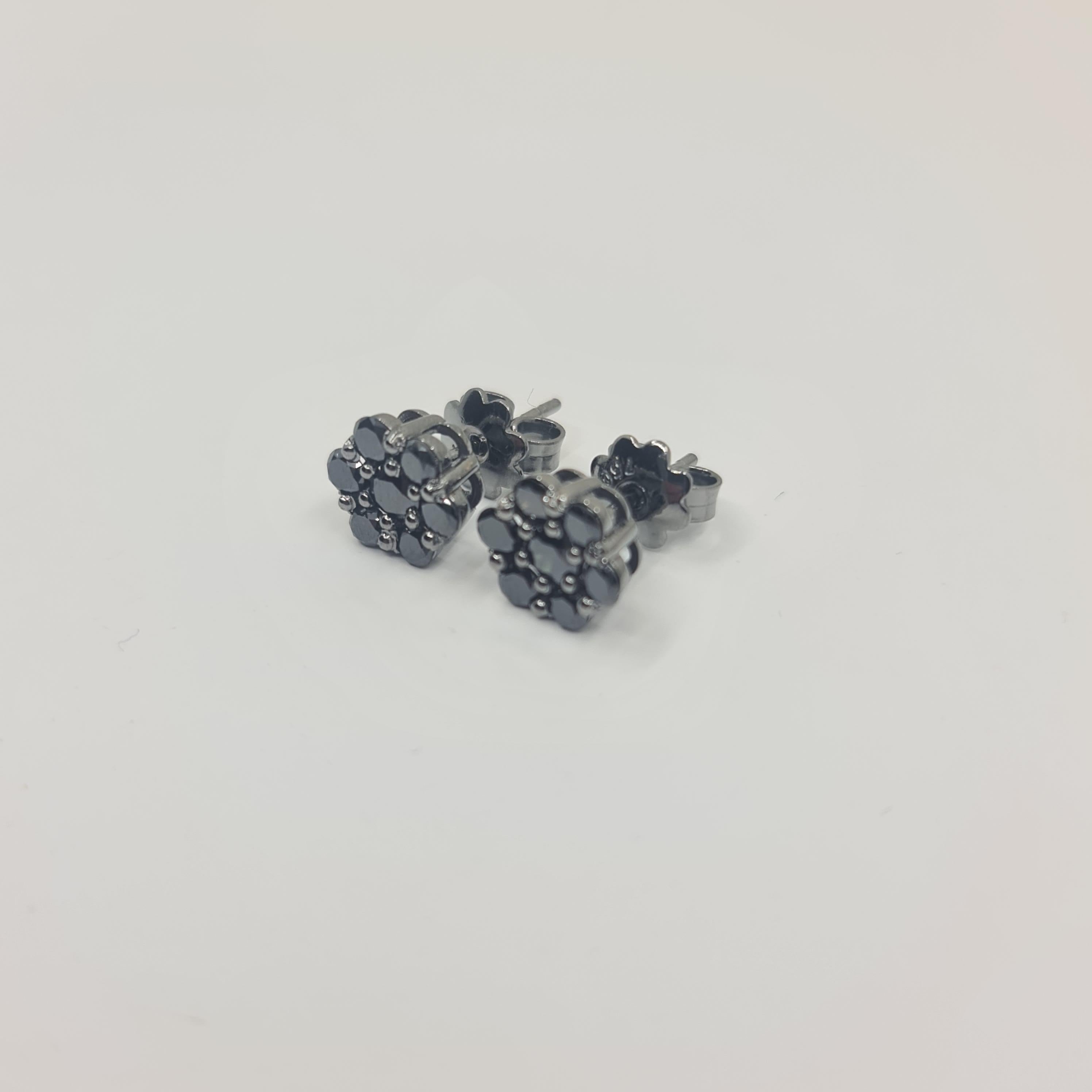 Exquisite schwarze Diamant-Ohrringe 1,11 Karat in 18K Schwarzgold Rundschliff (Brillantschliff) im Angebot