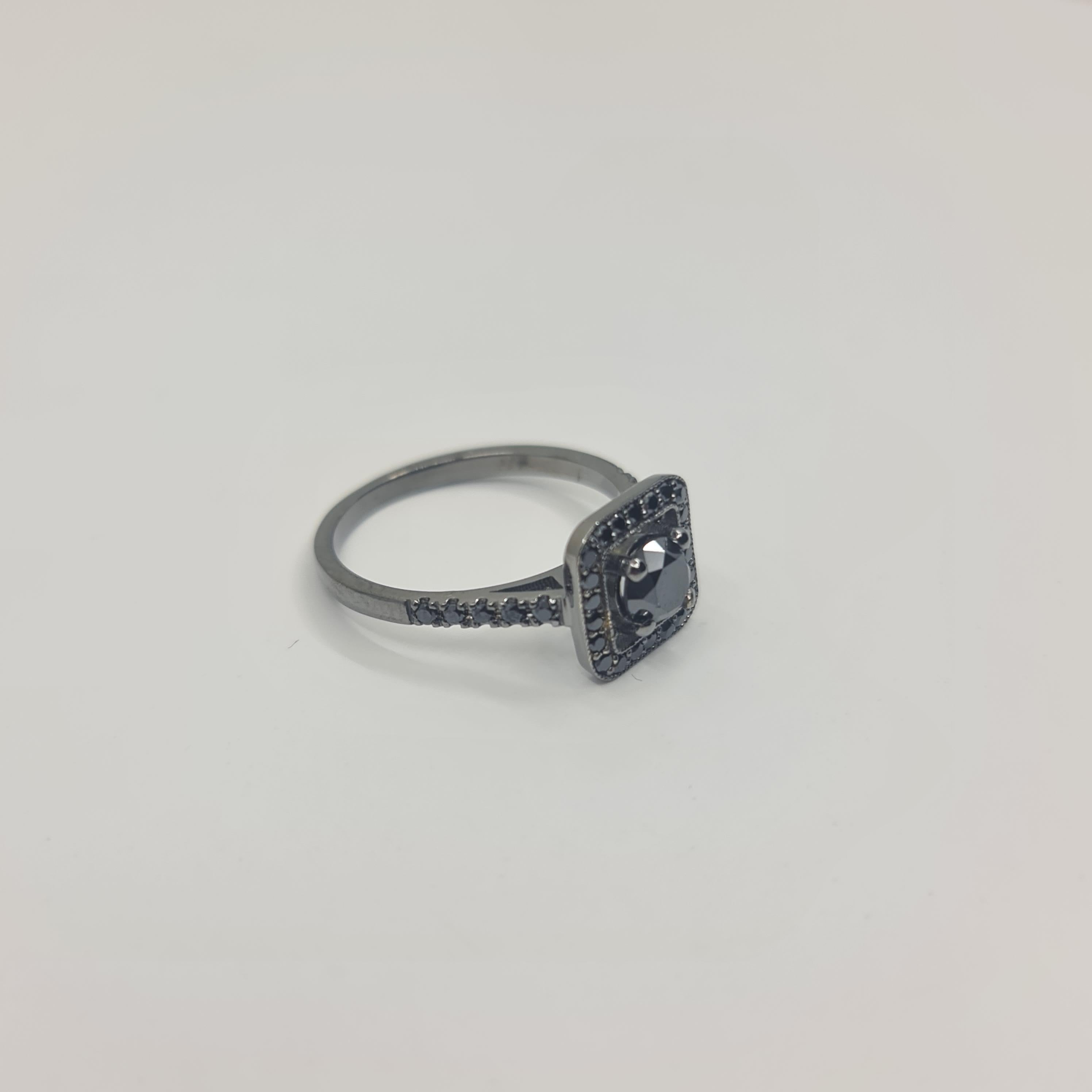 Moderne Exquise bague halo en diamant noir 0,88 carat en or noir 18 carats taille ronde en vente