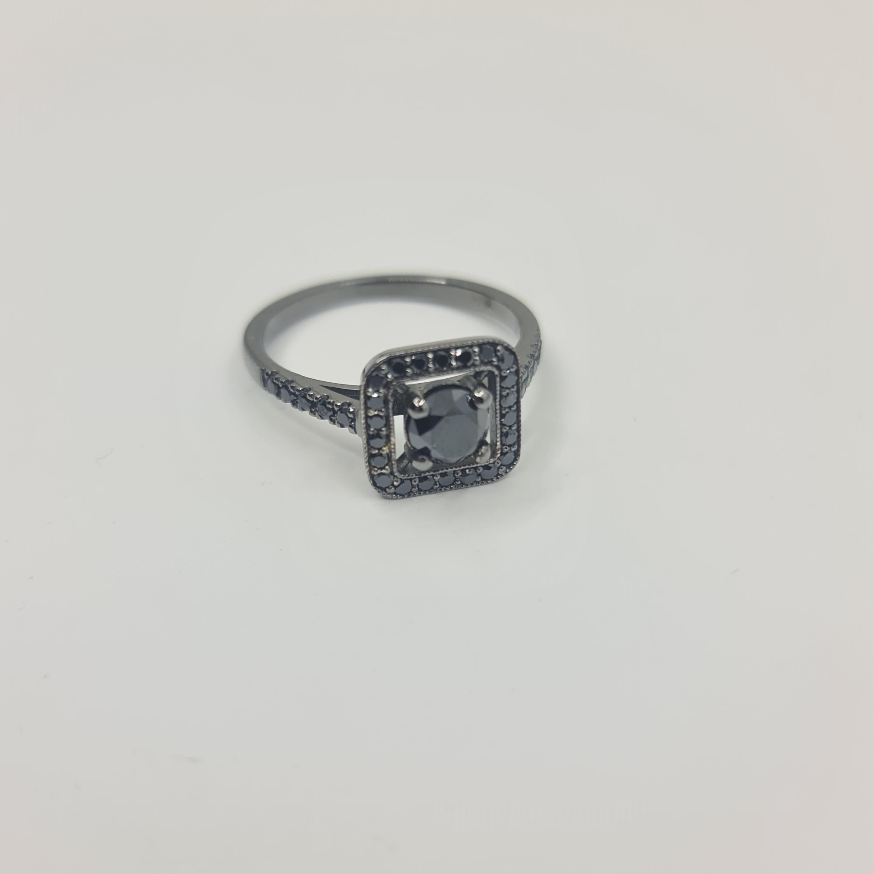 Exquise bague halo en diamant noir 0,88 carat en or noir 18 carats taille ronde en vente 2