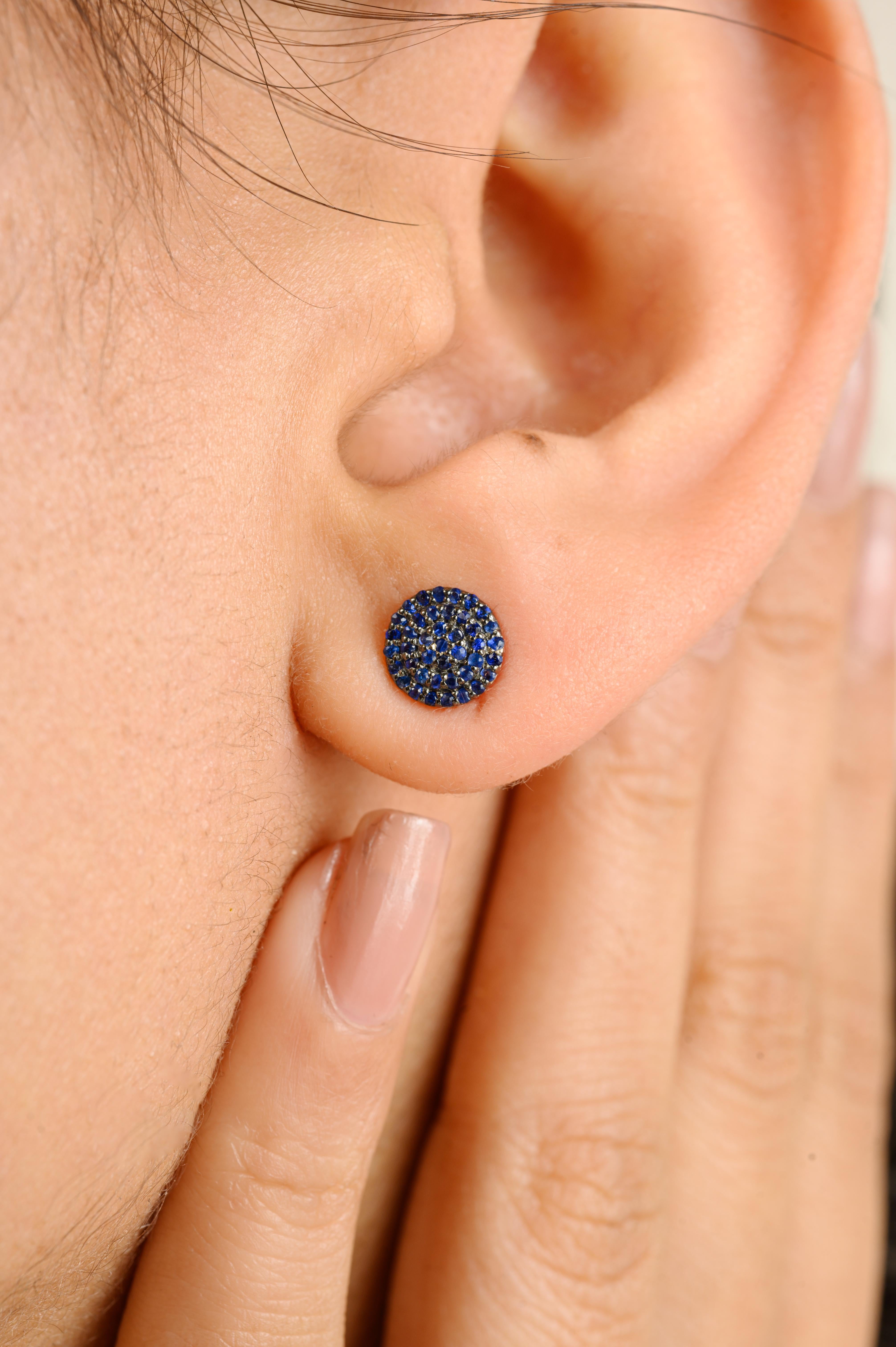 Taille ronde Exquises clous d'oreilles en or blanc 14 carats sertis de saphirs bleus pavés, cadeau parfait pour femme en vente