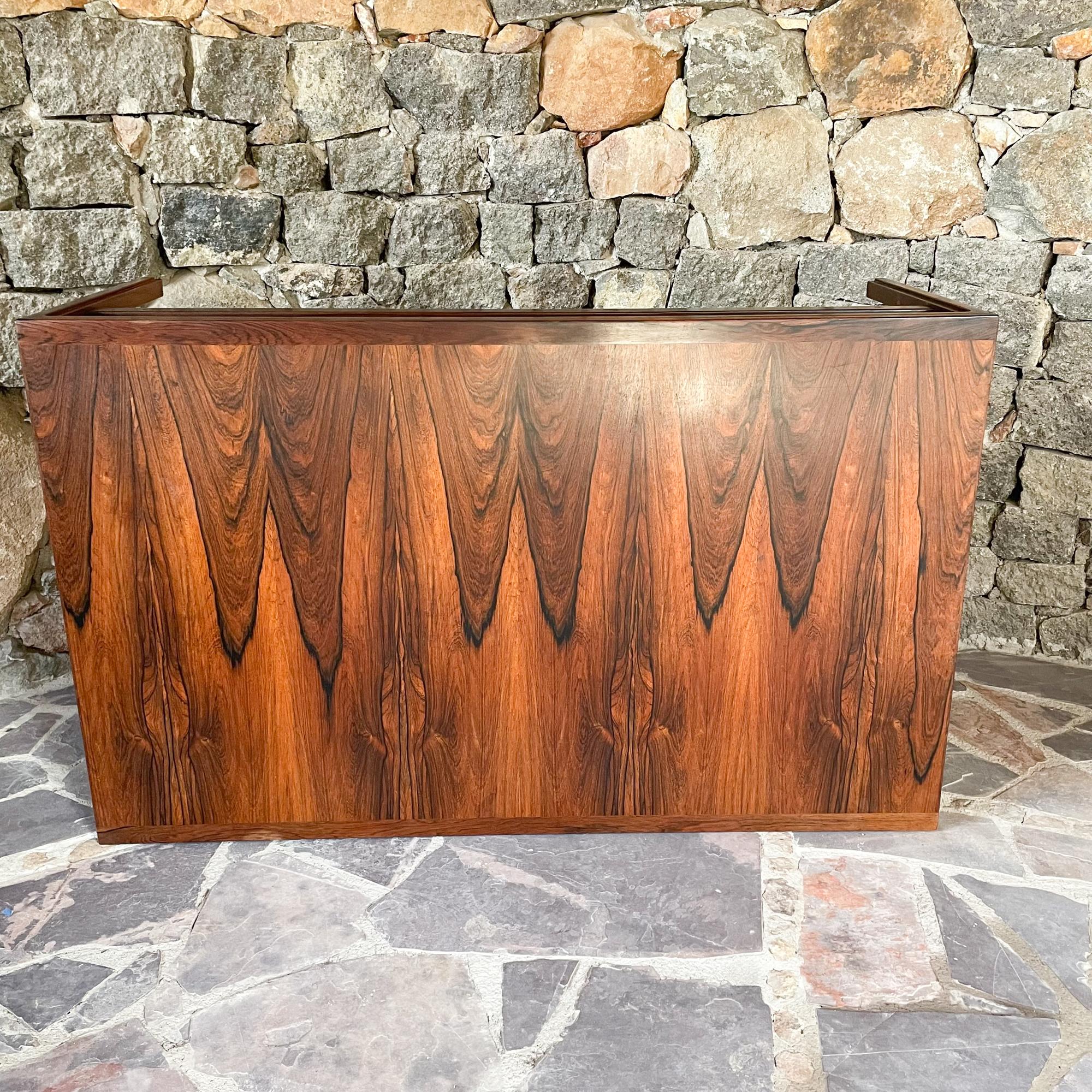 Moderner minimalistischer Couchtisch aus brasilianischem Palisanderholz, 1970er Jahre im Angebot 5