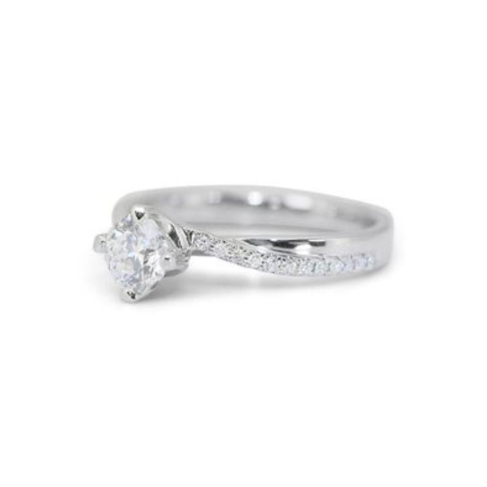 Women's Exquisite Brilliance: 0.7ct D Color Diamond Ring with Cascading Light  For Sale