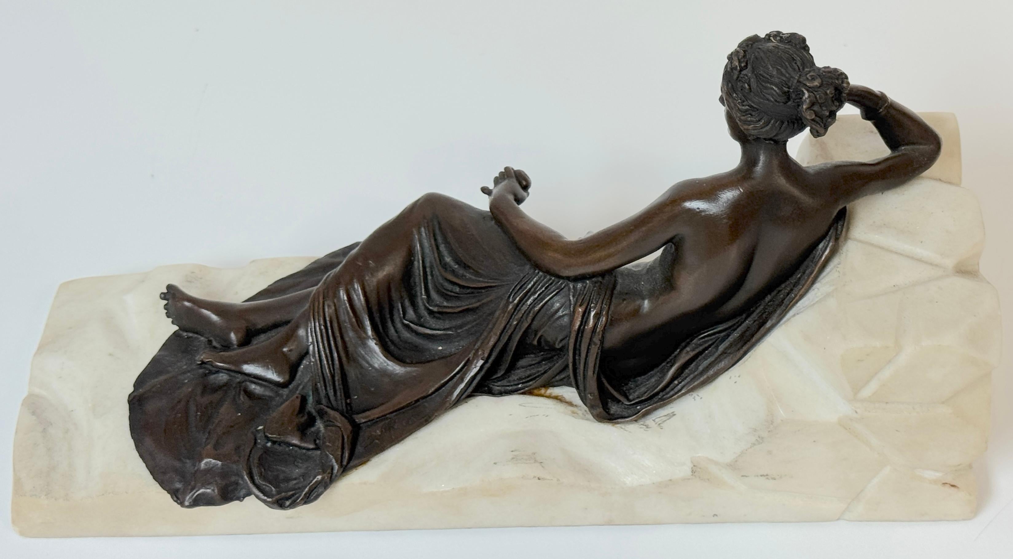 Vénus couchée en bronze et marbre tenant une grenade, d'après Canova en vente 2