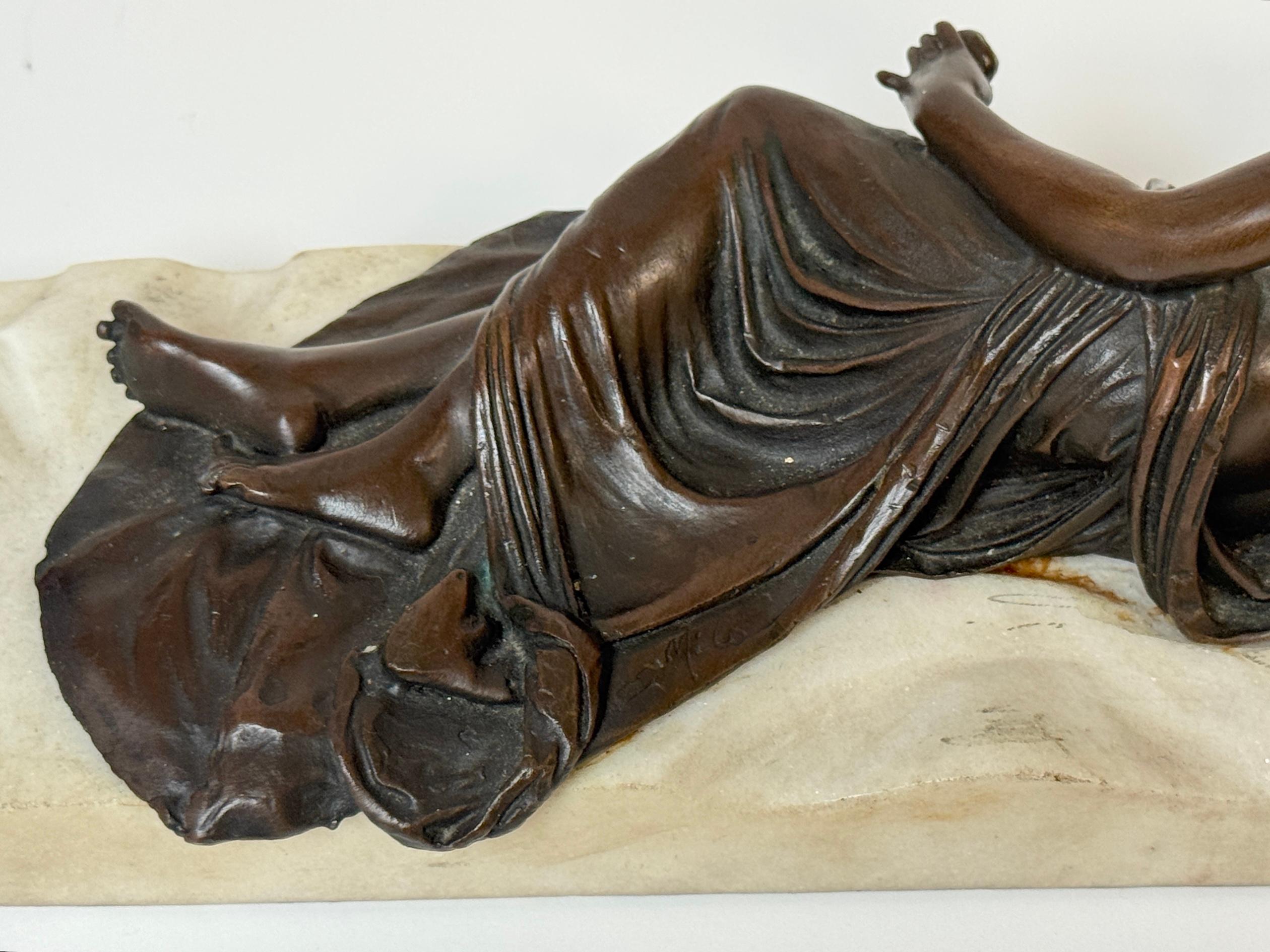 Vénus couchée en bronze et marbre tenant une grenade, d'après Canova en vente 4