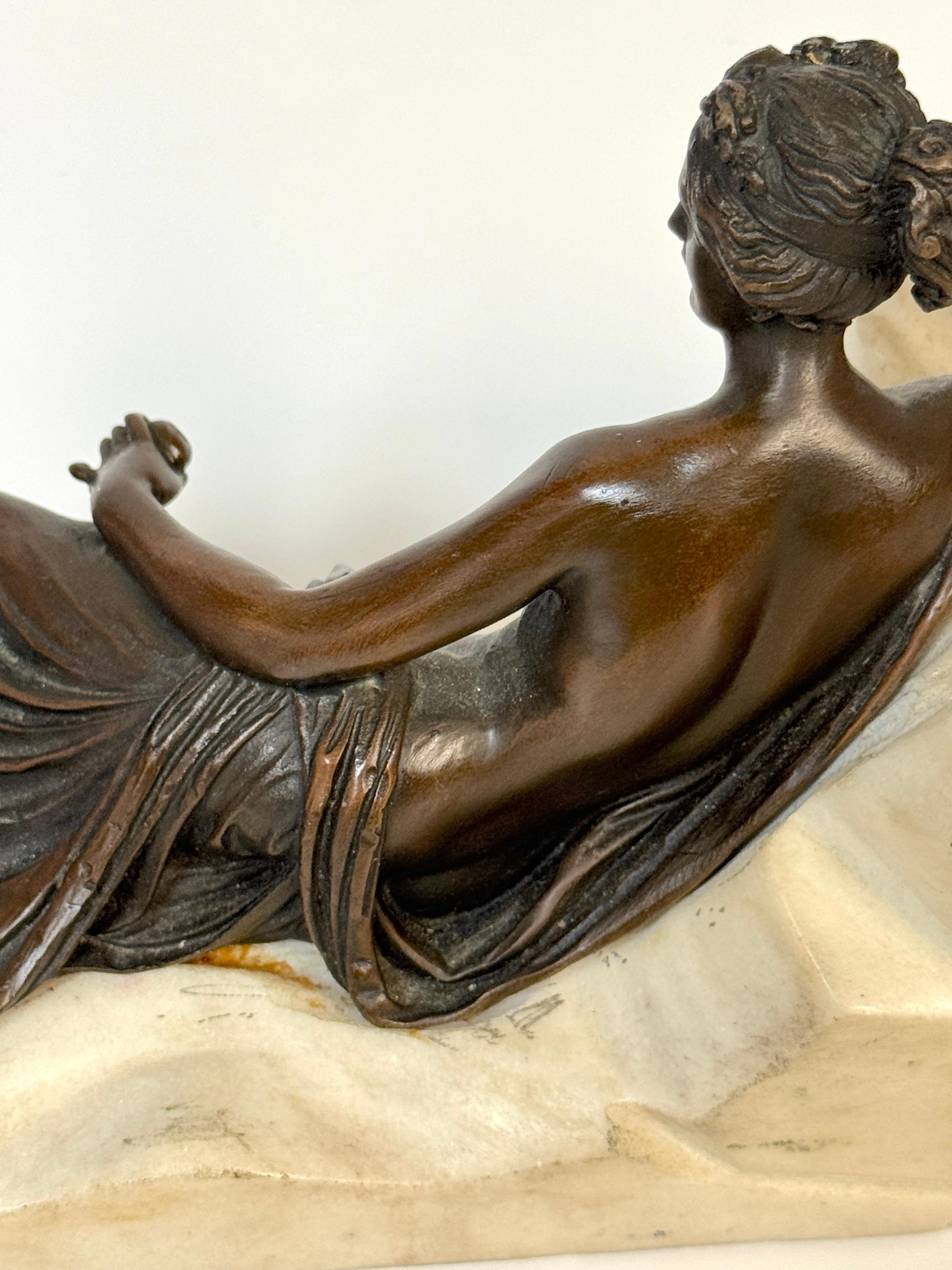 Vénus couchée en bronze et marbre tenant une grenade, d'après Canova en vente 5