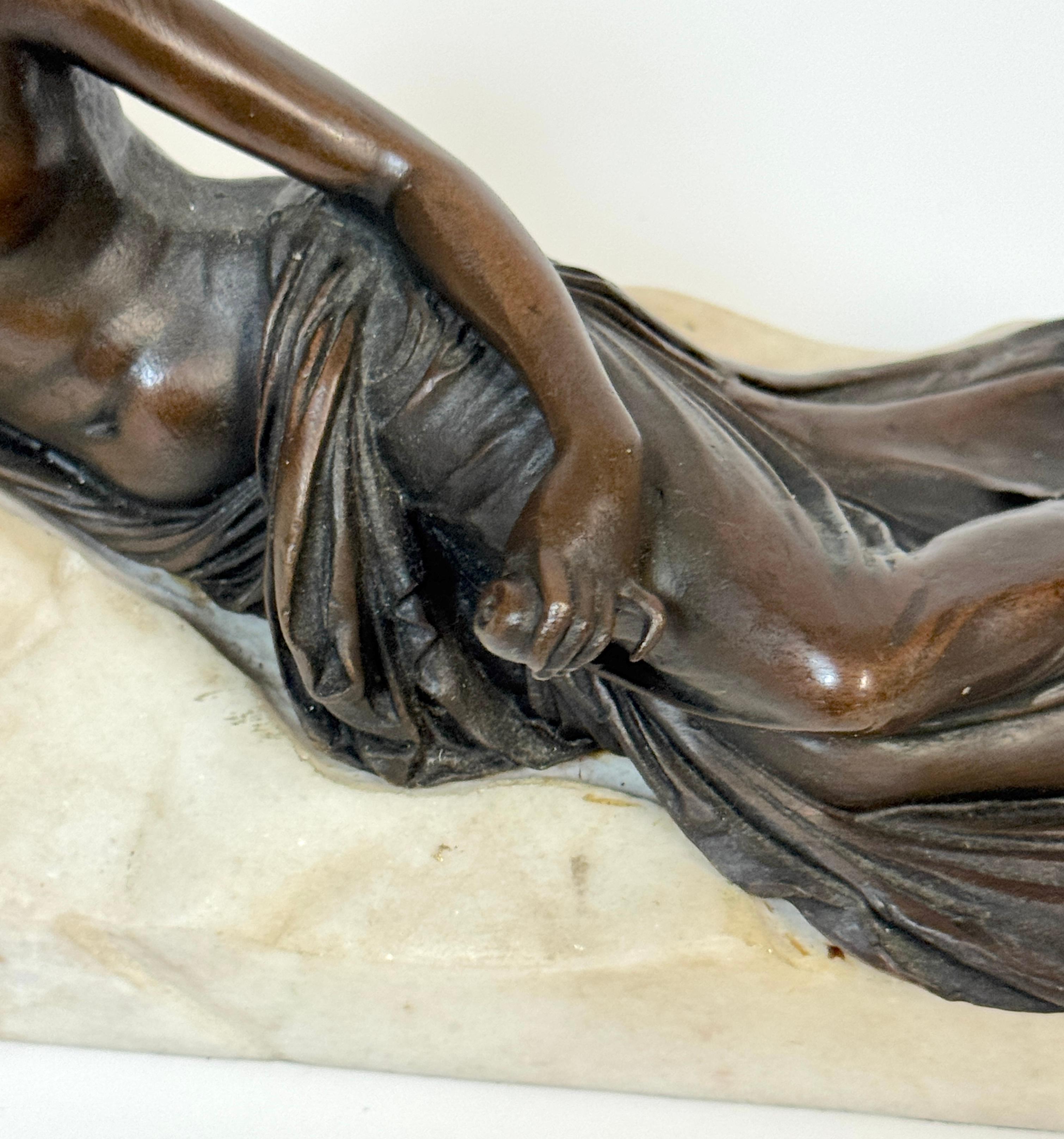 Vénus couchée en bronze et marbre tenant une grenade, d'après Canova en vente 8