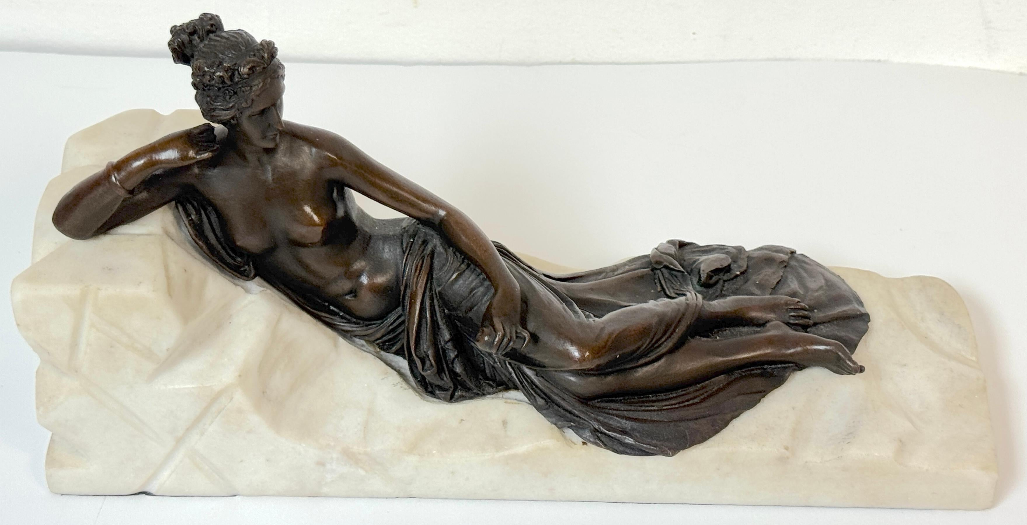 Vénus couchée en bronze et marbre tenant une grenade, d'après Canova, 20e siècle

Une pièce finement moulée et ciselée  bronze d'une beauté classique allongée, inspirée des célèbres compositions néoclassiques d'Antonio Canova. La figure est