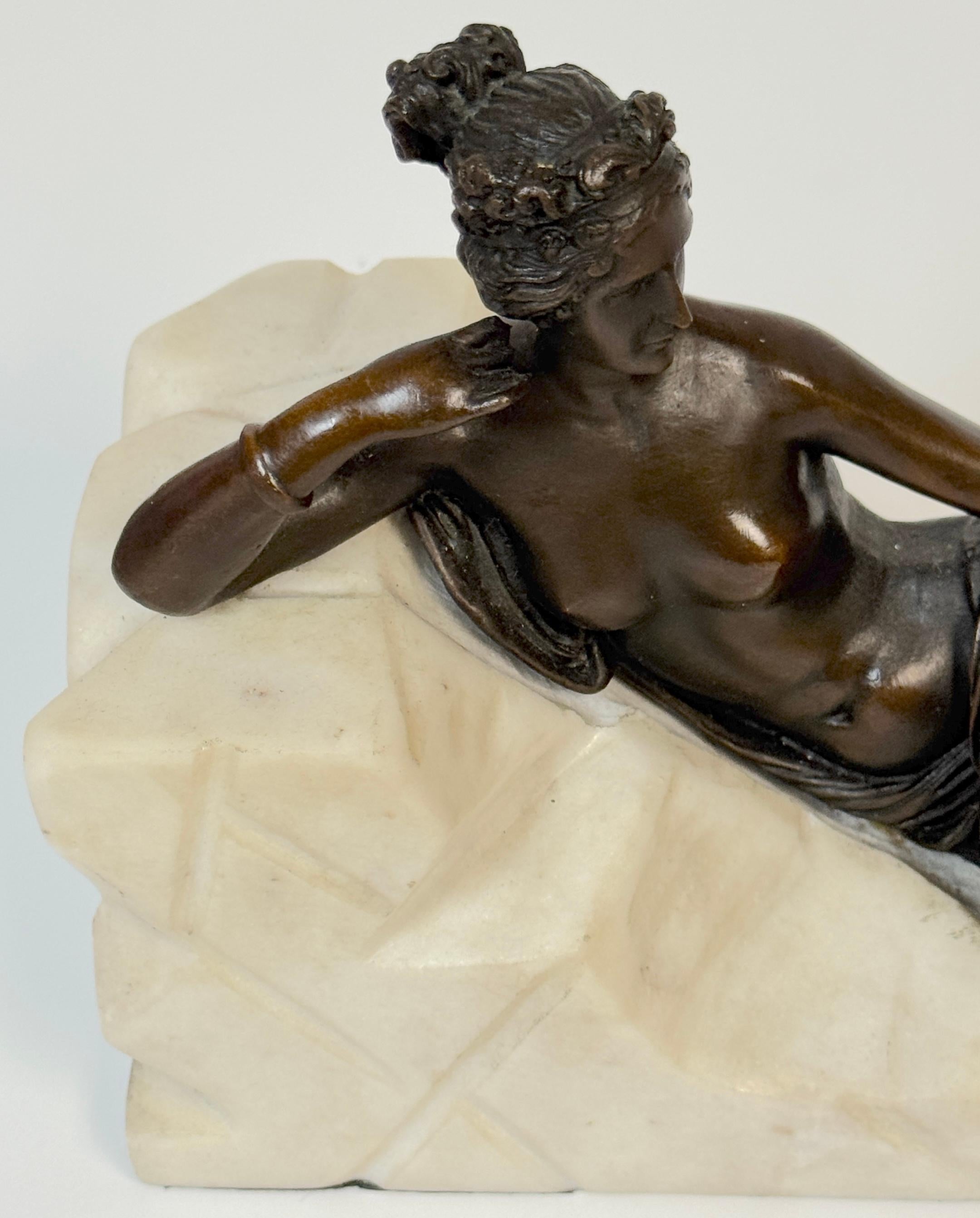 Néoclassique Vénus couchée en bronze et marbre tenant une grenade, d'après Canova en vente