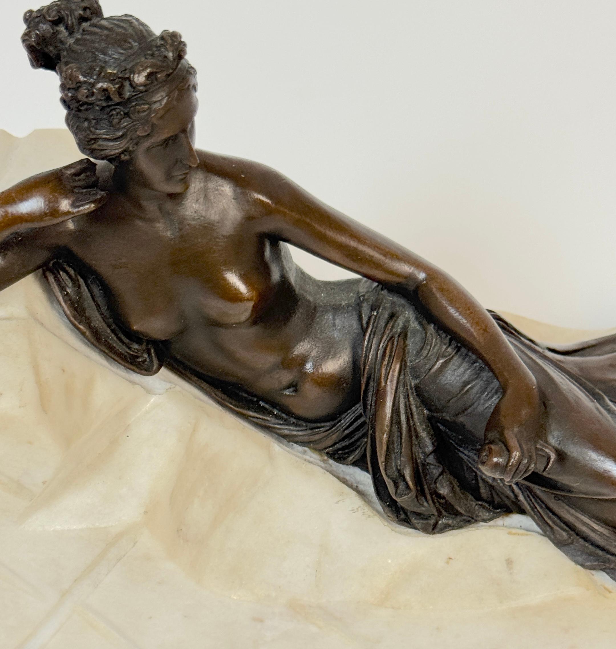 Européen Vénus couchée en bronze et marbre tenant une grenade, d'après Canova en vente