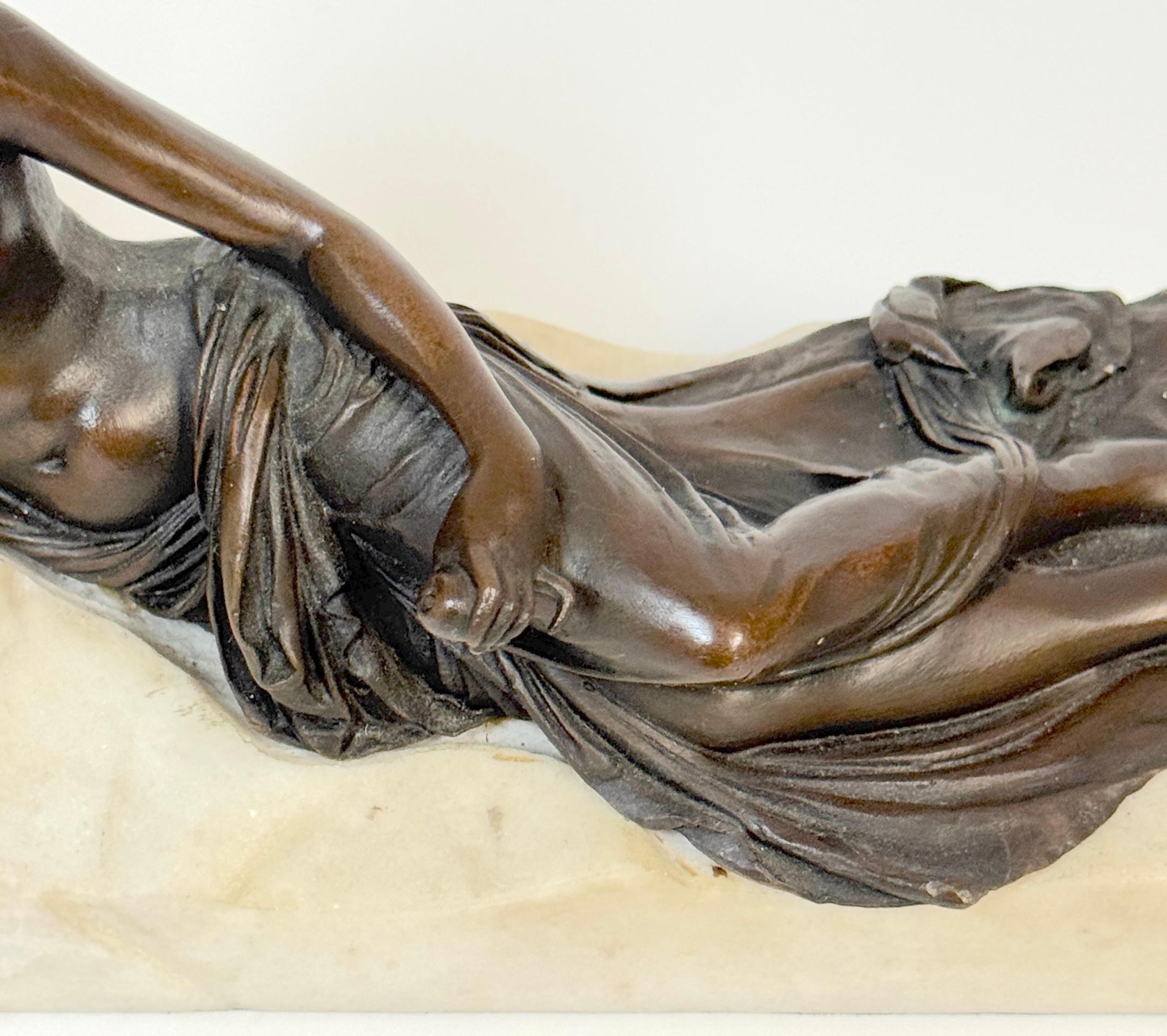 Sculpté à la main Vénus couchée en bronze et marbre tenant une grenade, d'après Canova en vente