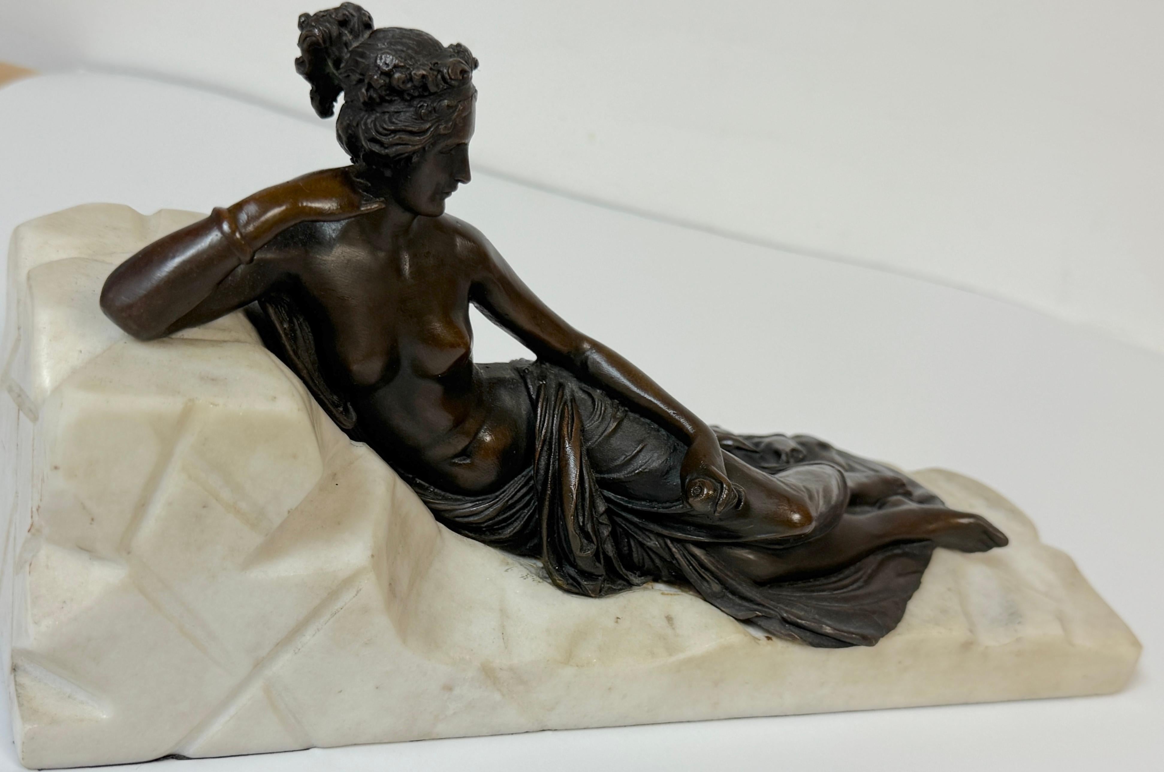 20ième siècle Vénus couchée en bronze et marbre tenant une grenade, d'après Canova en vente
