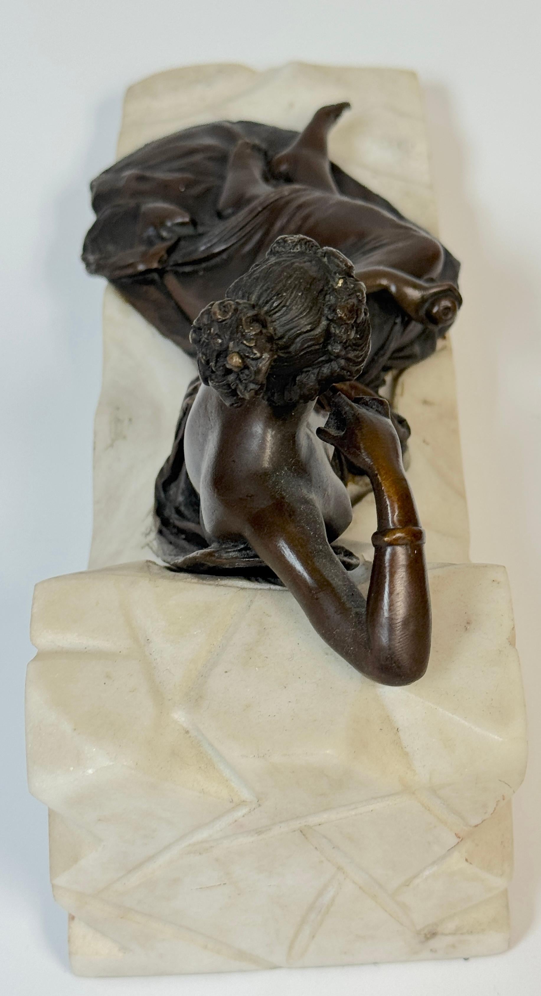 Bronze Vénus couchée en bronze et marbre tenant une grenade, d'après Canova en vente