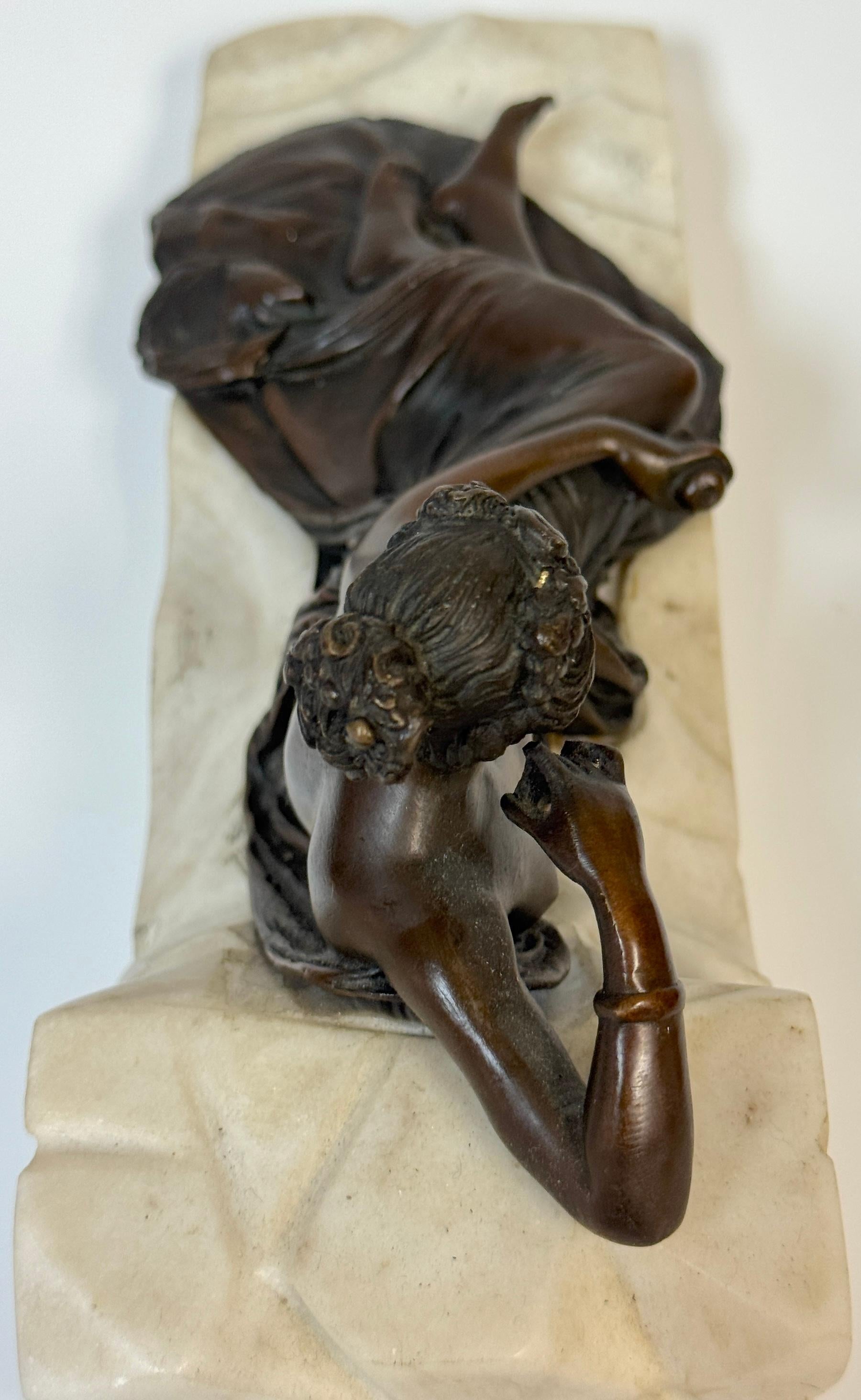 Vénus couchée en bronze et marbre tenant une grenade, d'après Canova en vente 1