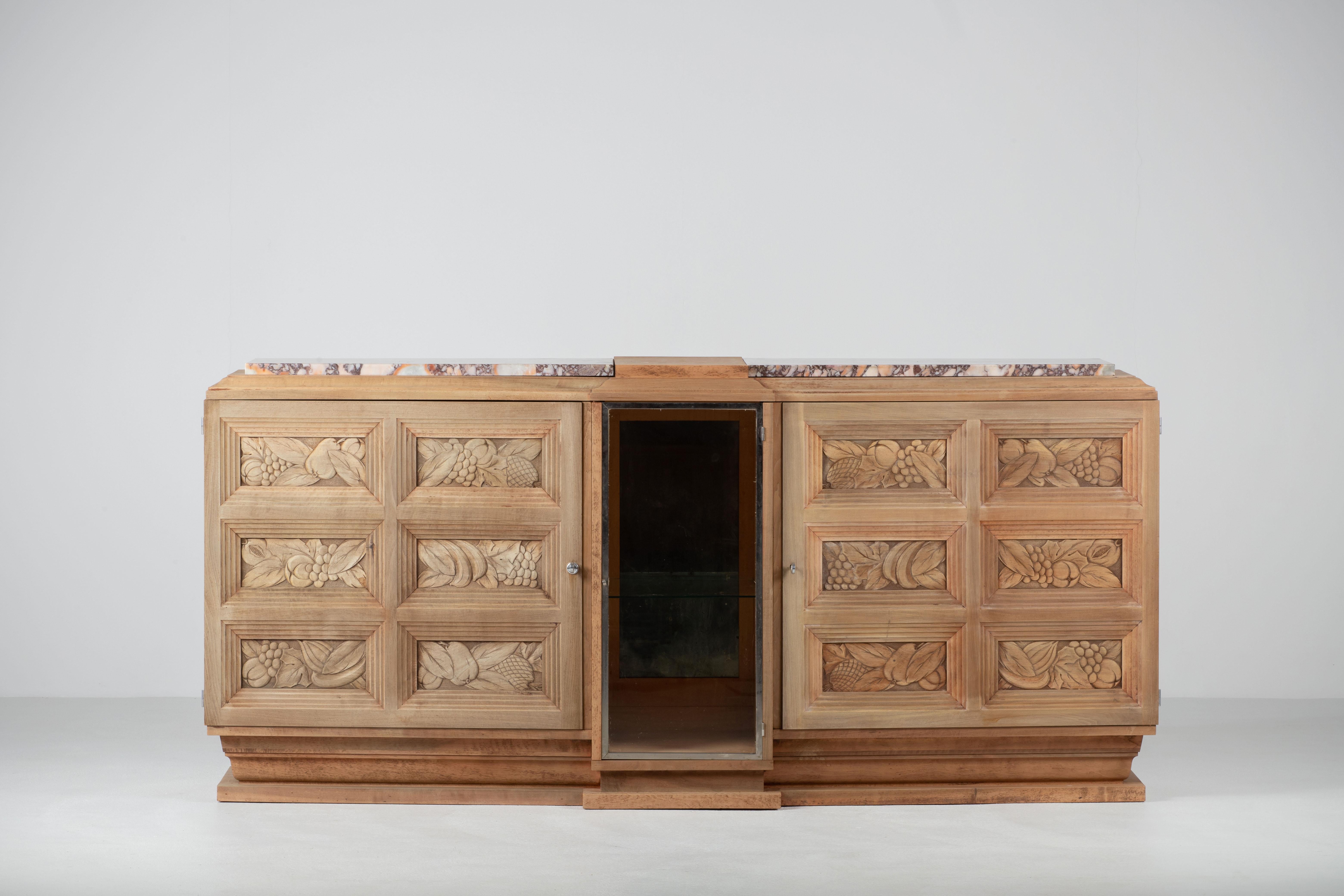 Art Déco Squisita credenza brutalista francese in rovere massiccio, anni '40 in vendita