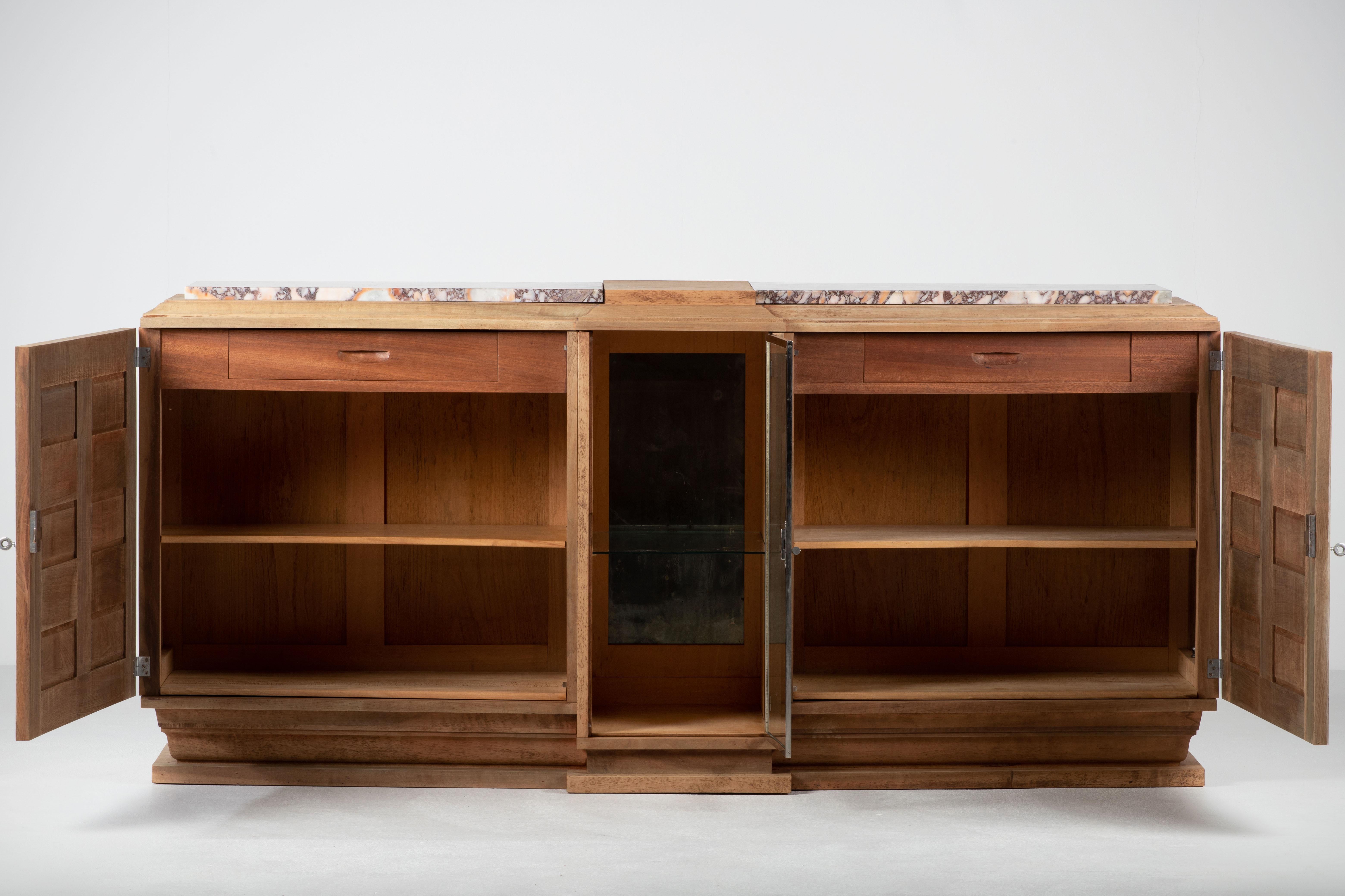 Francese Squisita credenza brutalista francese in rovere massiccio, anni '40 in vendita