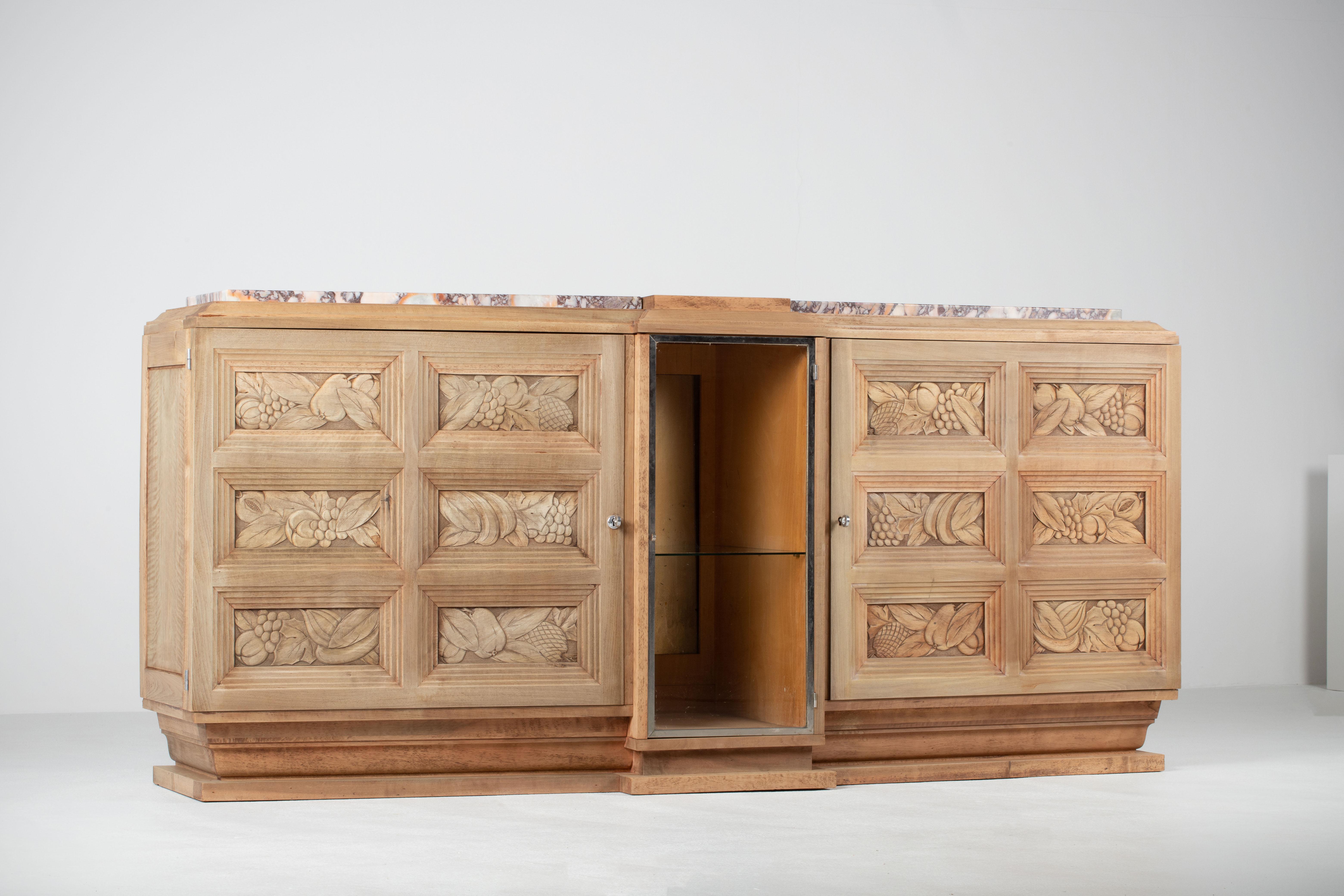 Squisita credenza brutalista francese in rovere massiccio, anni '40 In condizioni buone in vendita a Kaštel Sućurac, Splitsko-dalmatinska županija