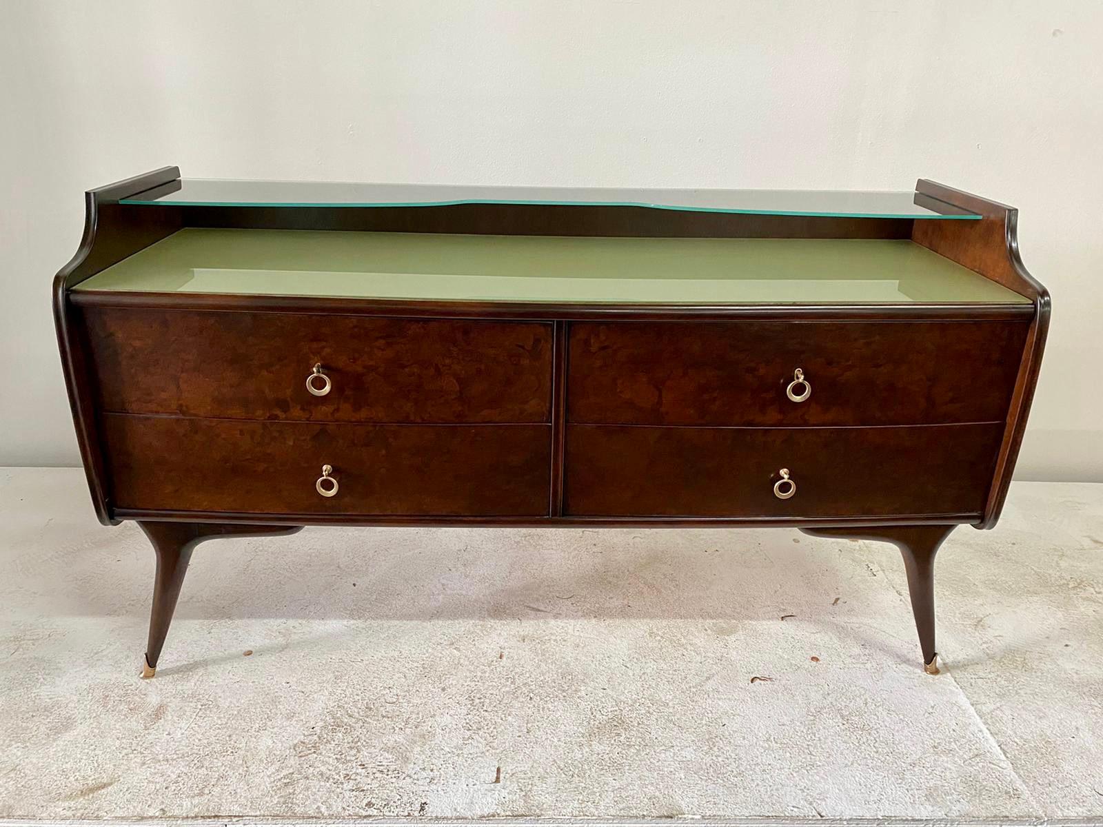 Ottone Squisita commode italiana in legno impiallacciato di radica e ottone degli anni '40 in vendita