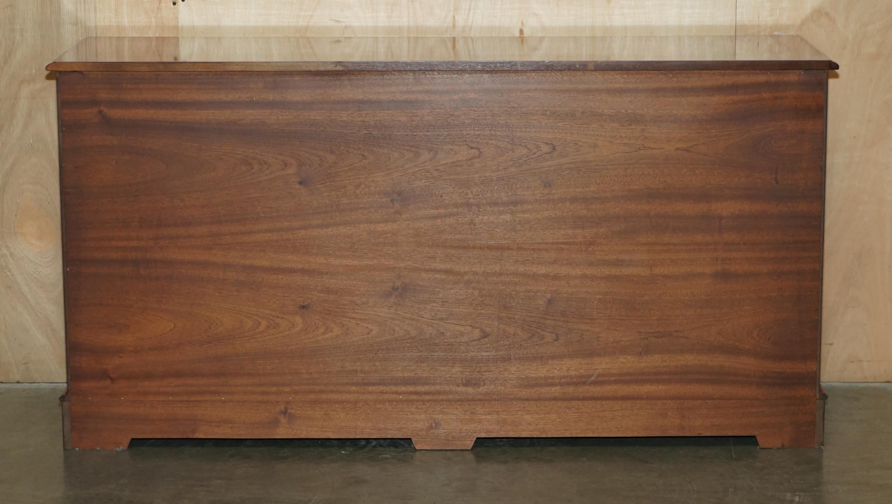 EXQUISITE BURR & BURL WALNUT SIDEBOARD BANK OR CHEST OF DRAWERS STUNNiNG PATINA For Sale 8