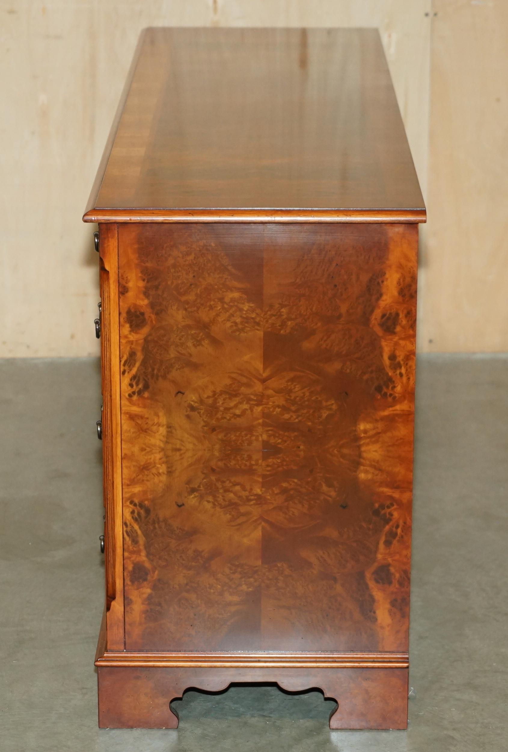 EXQUISITE BURR & BURL WALNUT SIDEBOARD BANK OR CHEST OF DRAWERS STUNNiNG PATINA For Sale 9