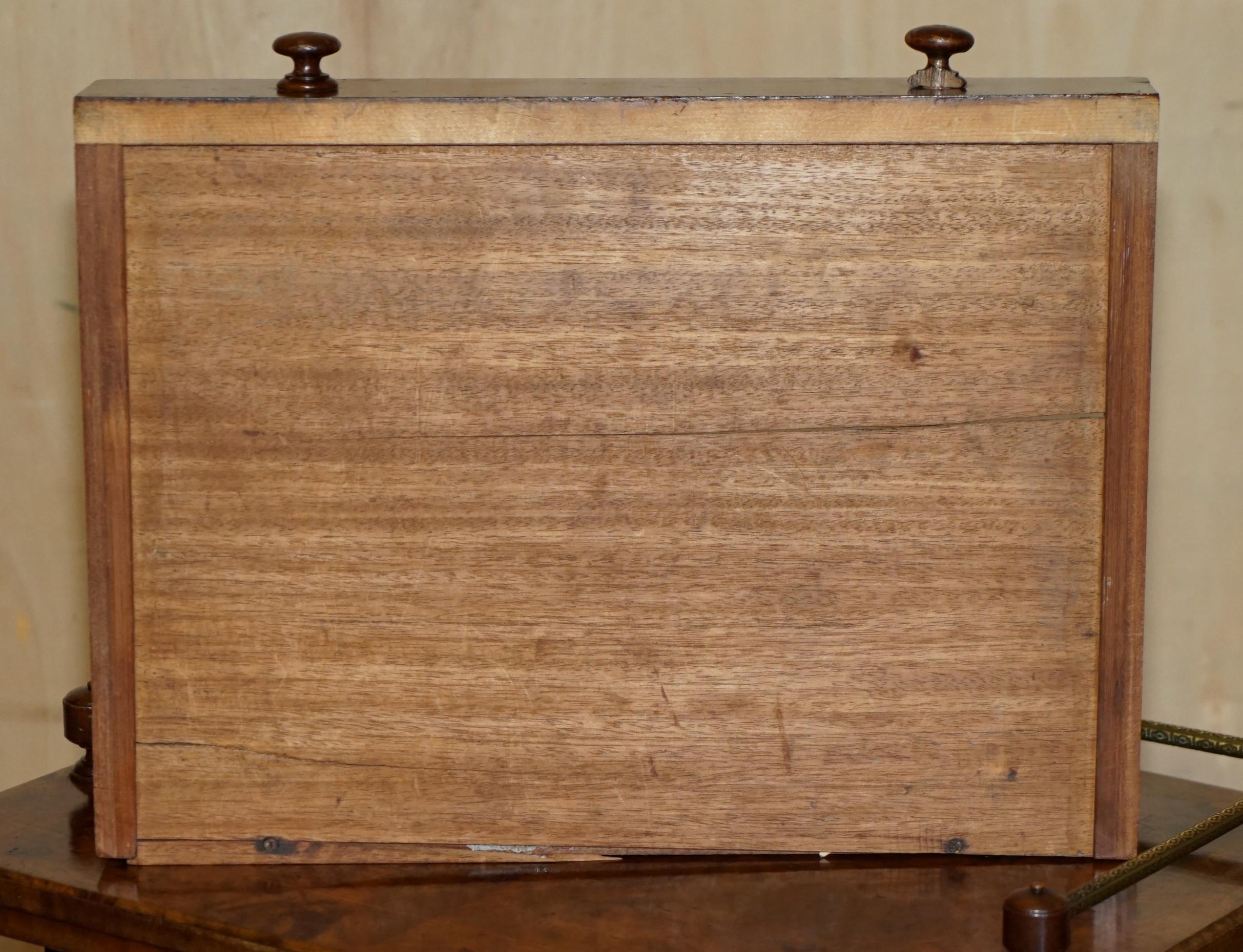 UNITA' DI CANTERBURIA IN NOCE BURR CIRCA 1840 CON BINARIO A GALLERIA IN OTTONE in vendita 11