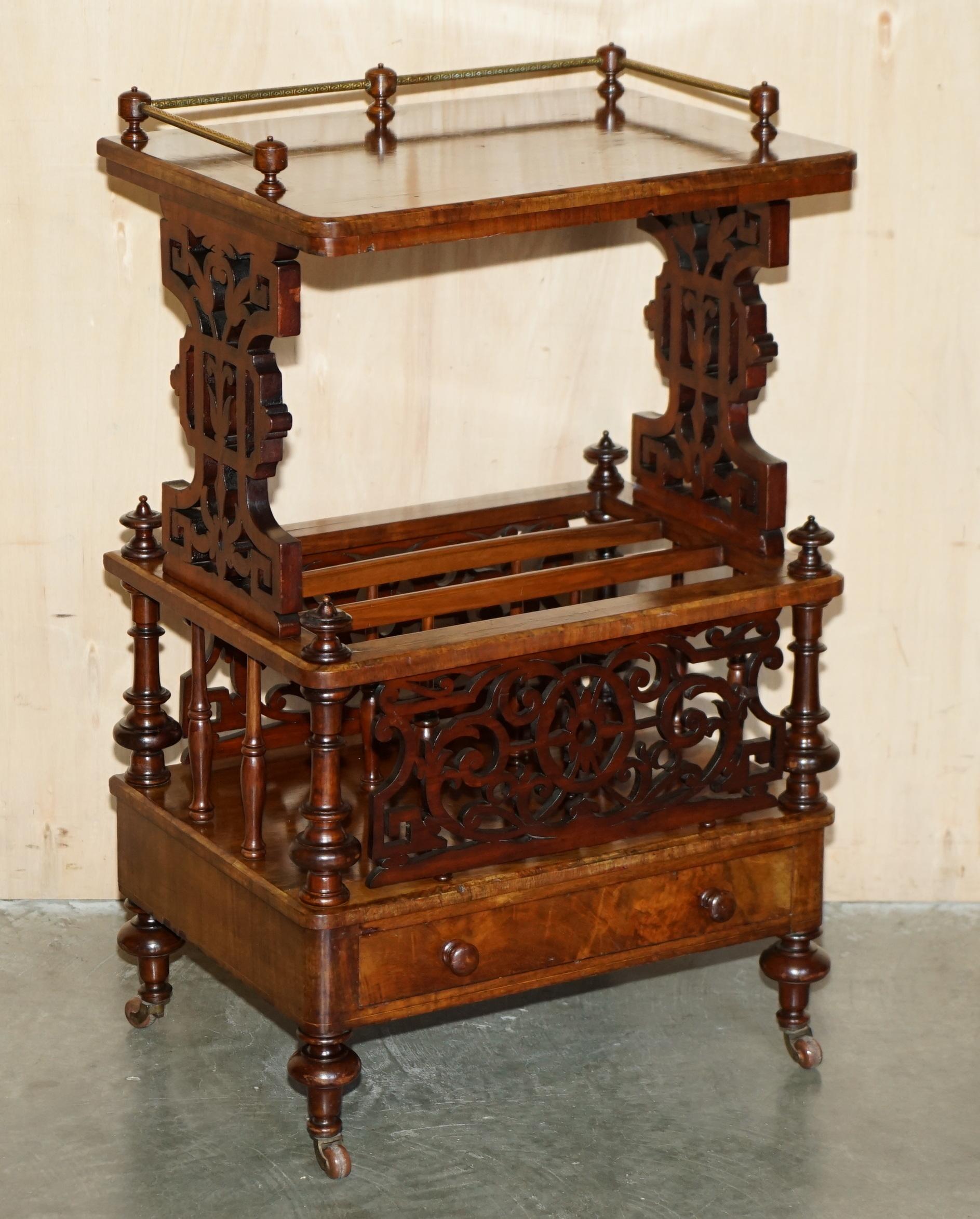 Casa Reale Antiquariato

Royal House Antiques è lieta di offrire in vendita questo splendido mobile Canterbury in radica di noce del 1850-1860 circa, con una ringhiera in ottone ornata e gambe ben tornite con rotelle in porcellana. 

Le spese di