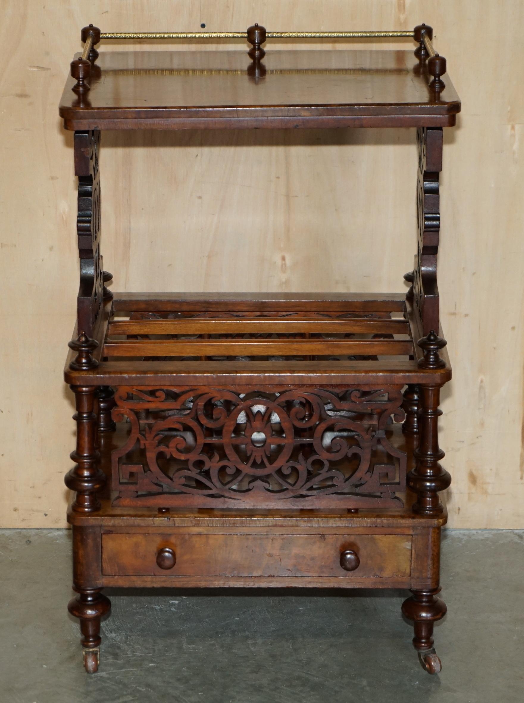 Primo vittoriano UNITA' DI CANTERBURIA IN NOCE BURR CIRCA 1840 CON BINARIO A GALLERIA IN OTTONE in vendita