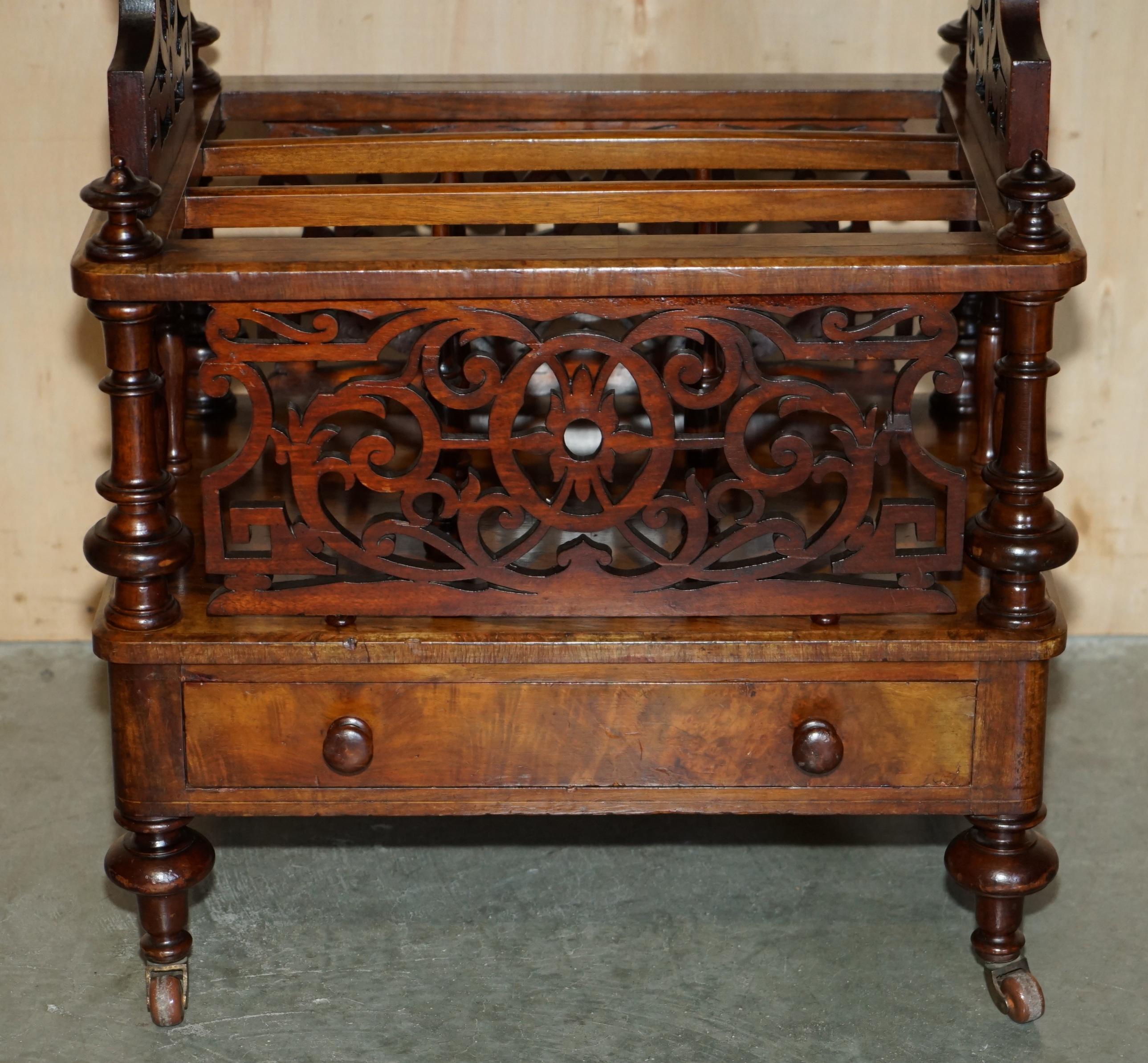 Inglese UNITA' DI CANTERBURIA IN NOCE BURR CIRCA 1840 CON BINARIO A GALLERIA IN OTTONE in vendita