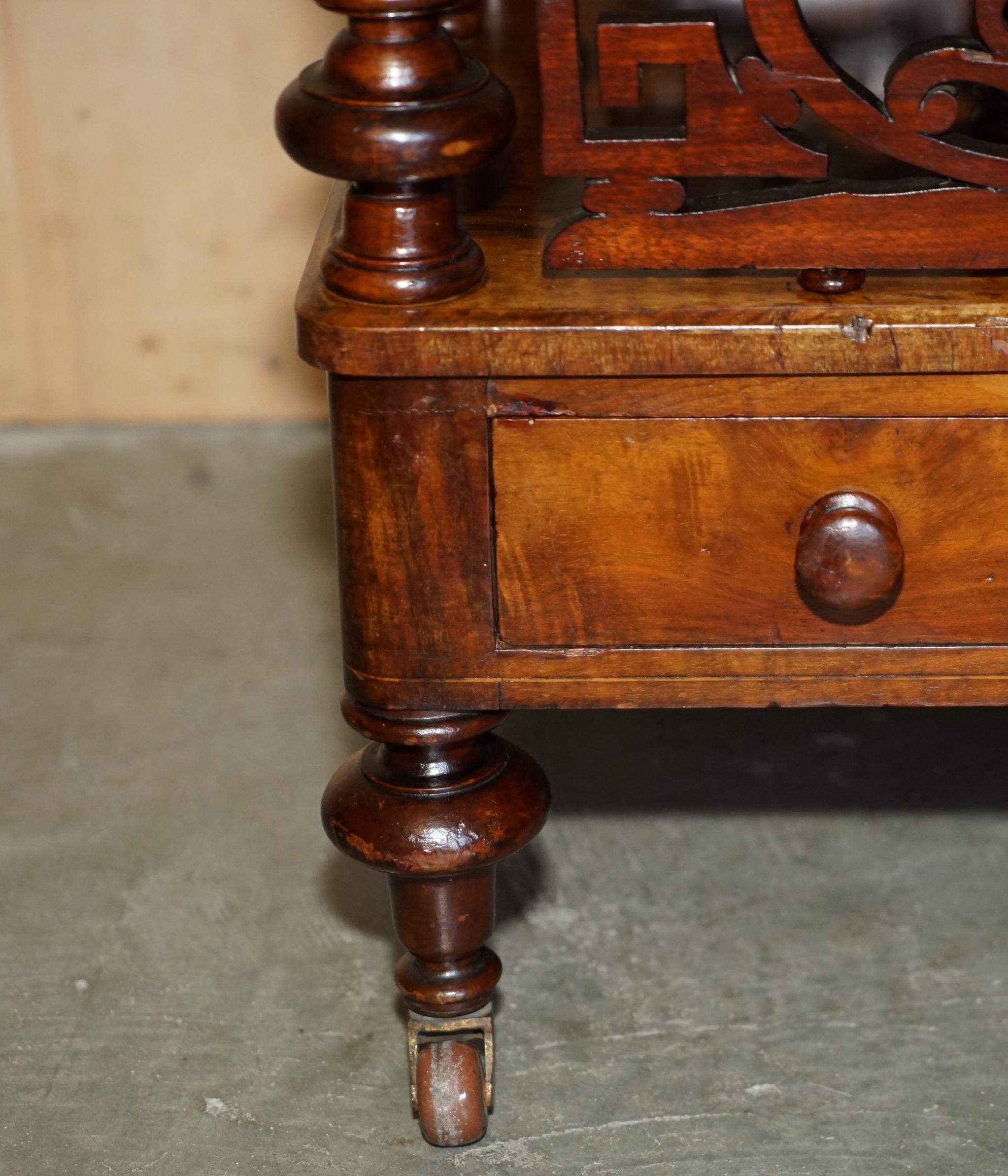 Fatto a mano UNITA' DI CANTERBURIA IN NOCE BURR CIRCA 1840 CON BINARIO A GALLERIA IN OTTONE in vendita