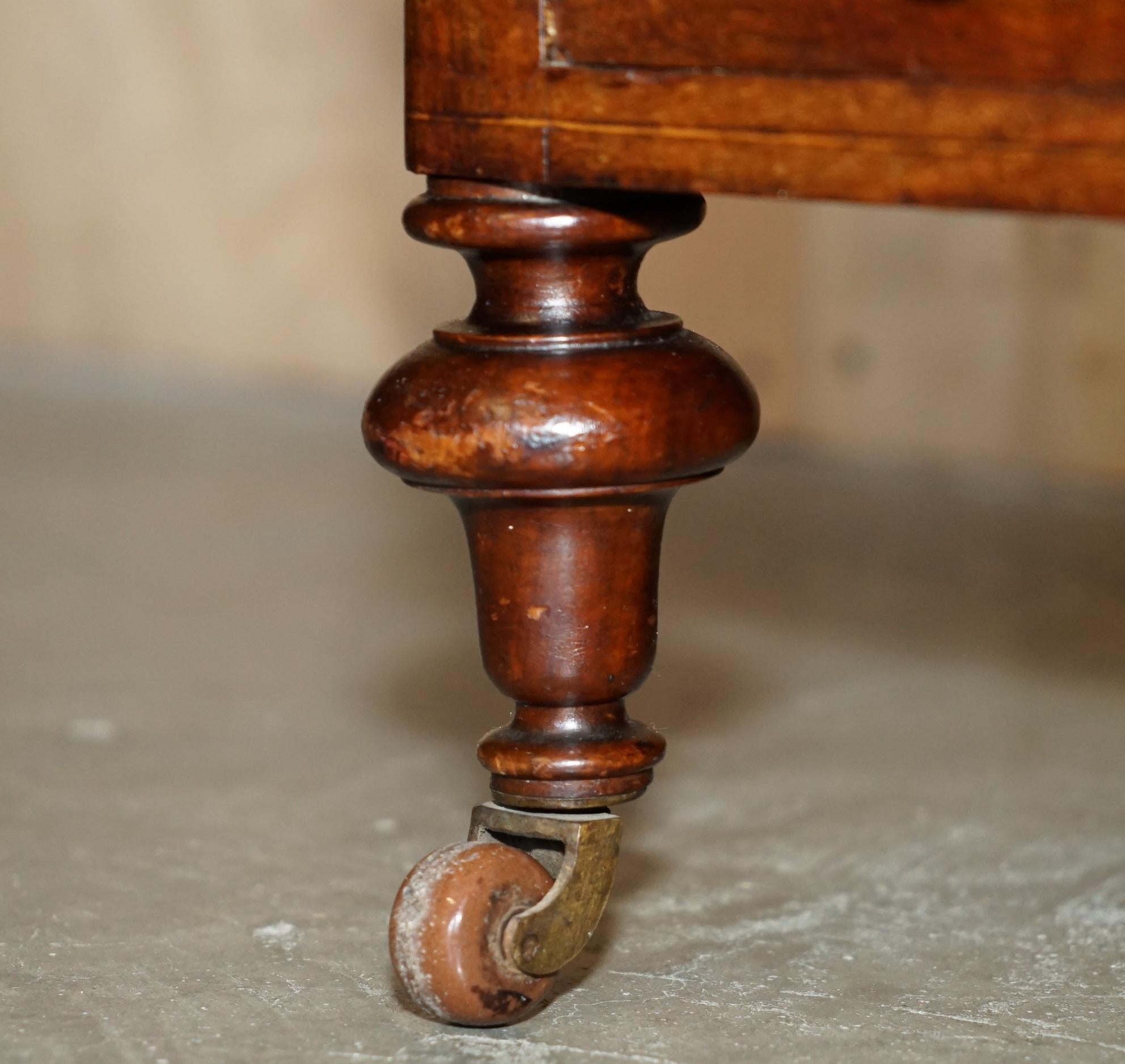 UNITA' DI CANTERBURIA IN NOCE BURR CIRCA 1840 CON BINARIO A GALLERIA IN OTTONE In condizioni buone in vendita a West Sussex, Pulborough