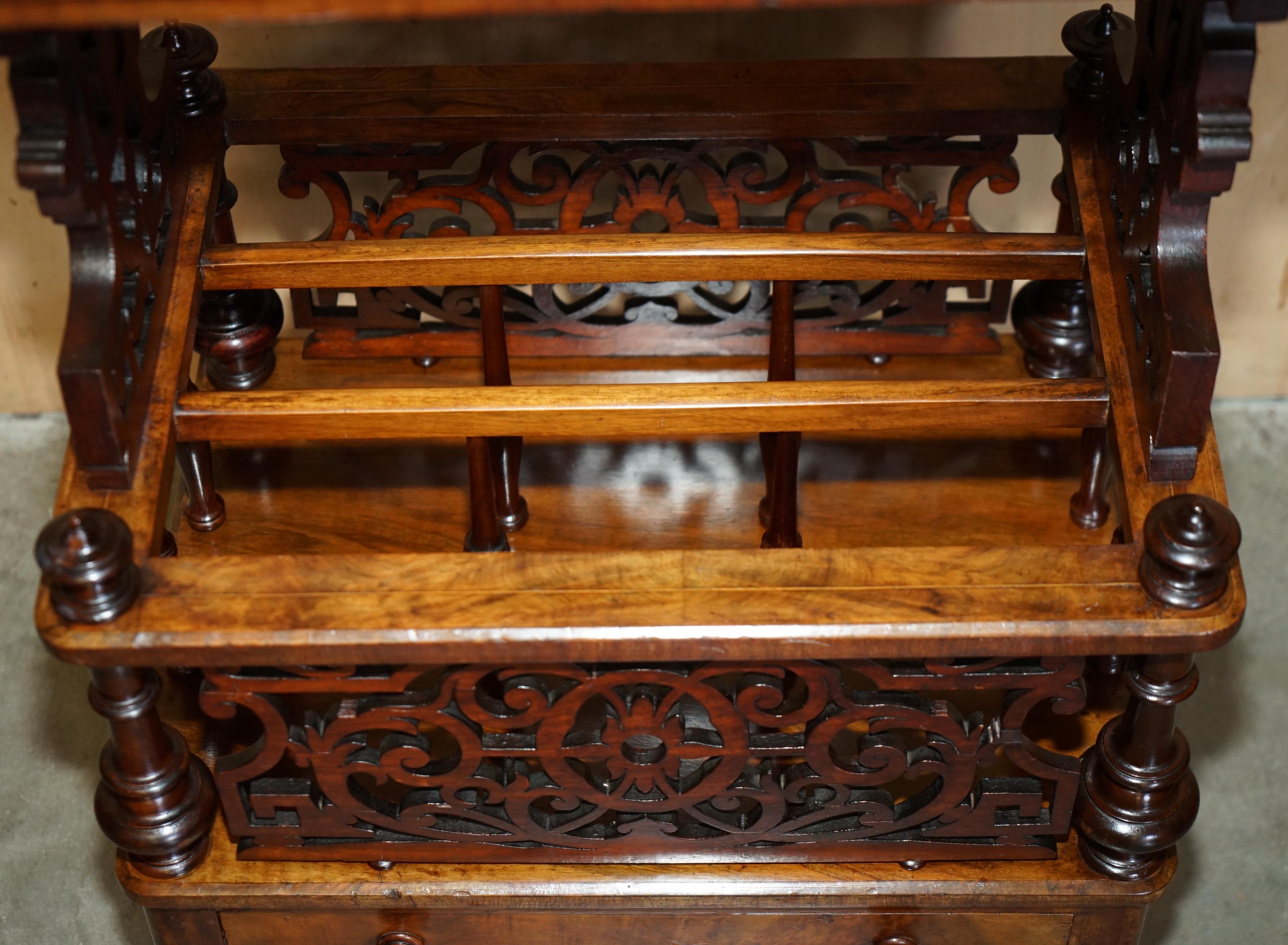 Metà XIX secolo UNITA' DI CANTERBURIA IN NOCE BURR CIRCA 1840 CON BINARIO A GALLERIA IN OTTONE in vendita