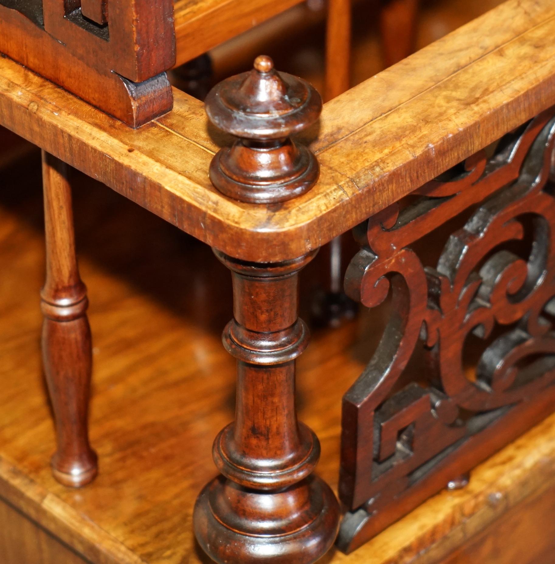 Ottone UNITA' DI CANTERBURIA IN NOCE BURR CIRCA 1840 CON BINARIO A GALLERIA IN OTTONE in vendita